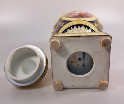 27034731f - Urnenvase, KPM Berlin, 20.Jh., Porzellan, Goldmalerei, kobaltblauer Fond, Paar ...