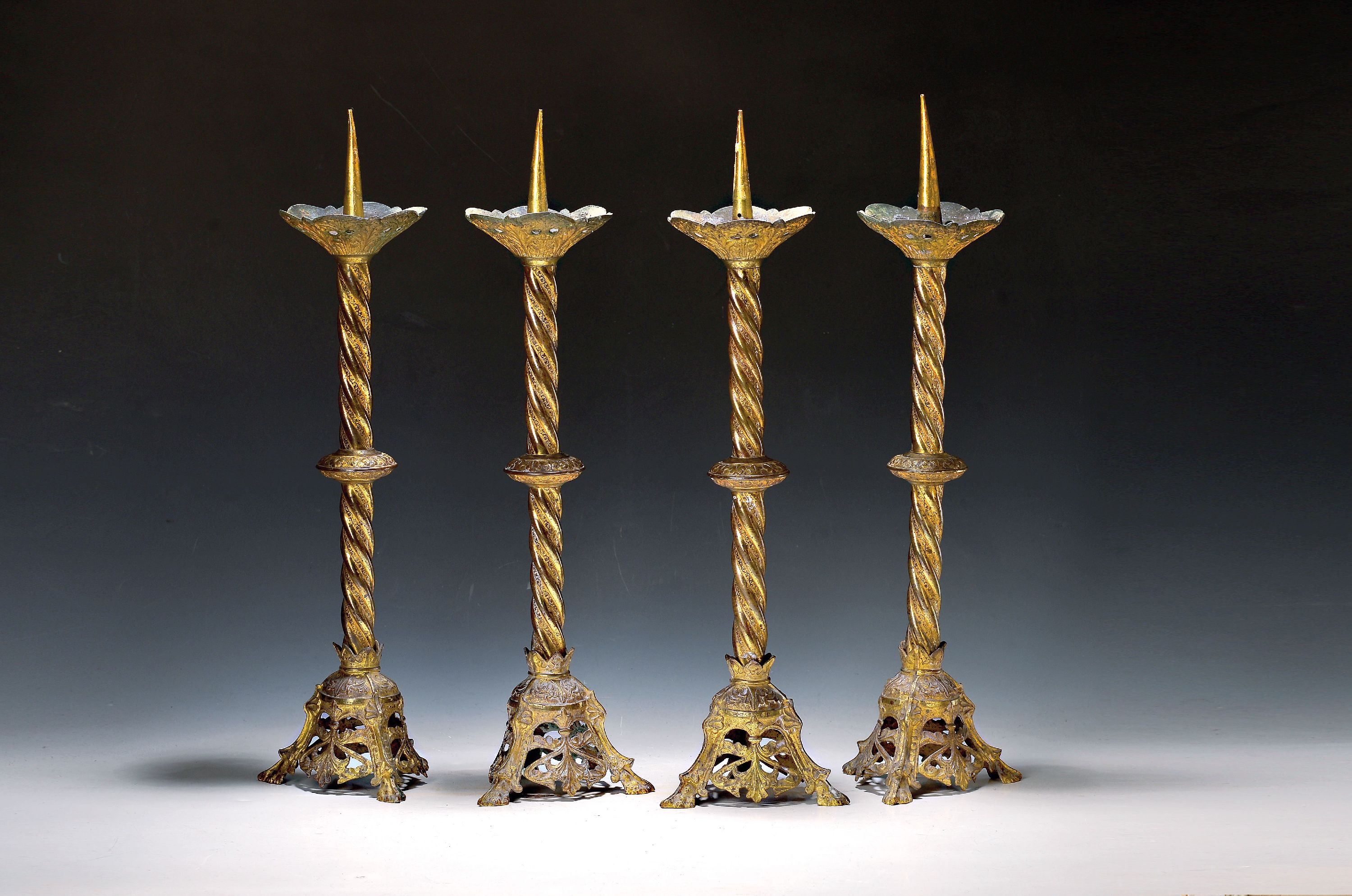 Image 27034858 - 4 Kerzenleuchter/Altarleuchter, Frankreich, um 1870, Gelbguß in sich gedrehte Säulen, ...