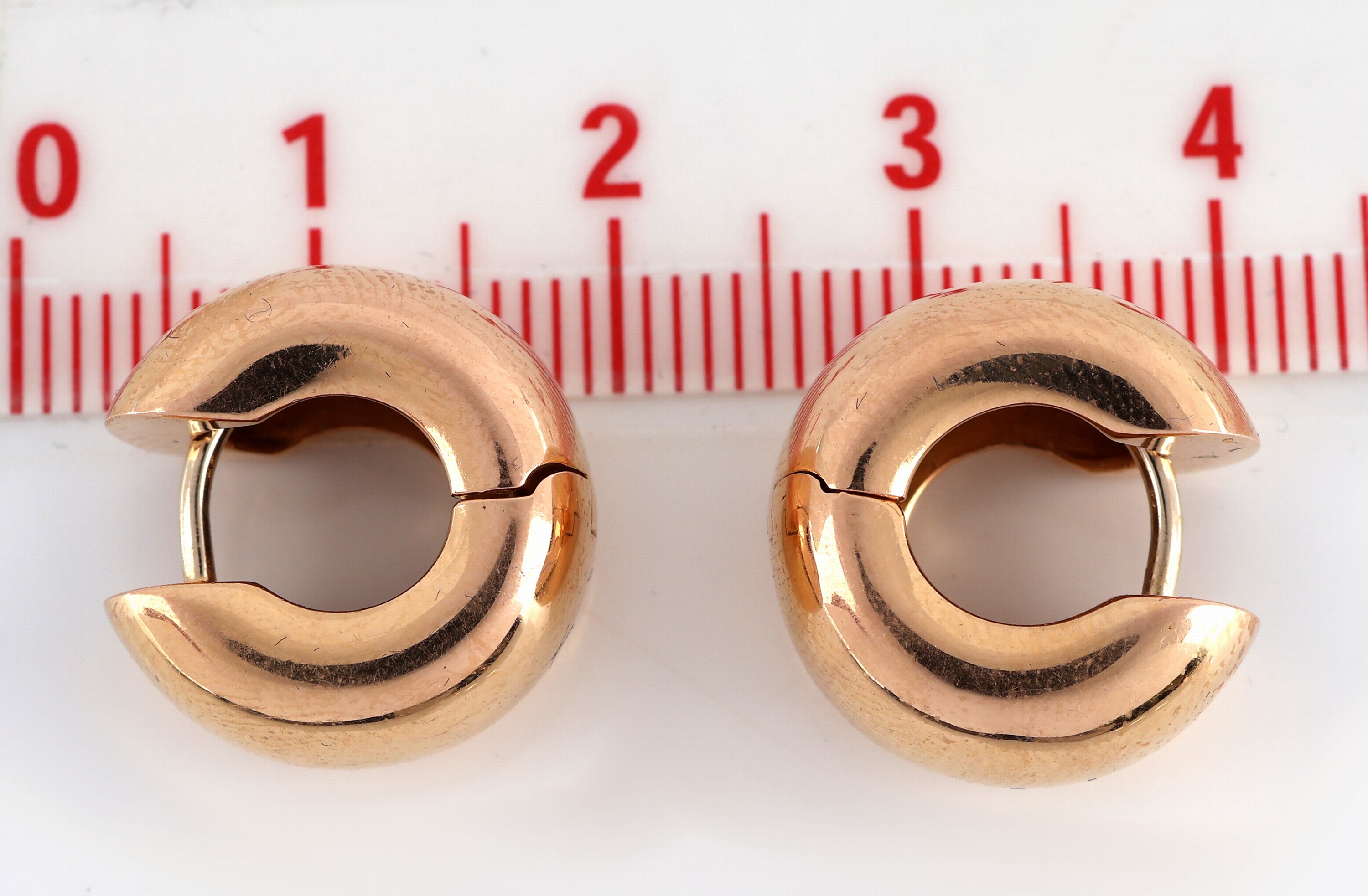 Detail a: Paar 18 kt Gold Ohrcreolen, GG 750/000, D. ca. 1 cm, ca. 9.6 g