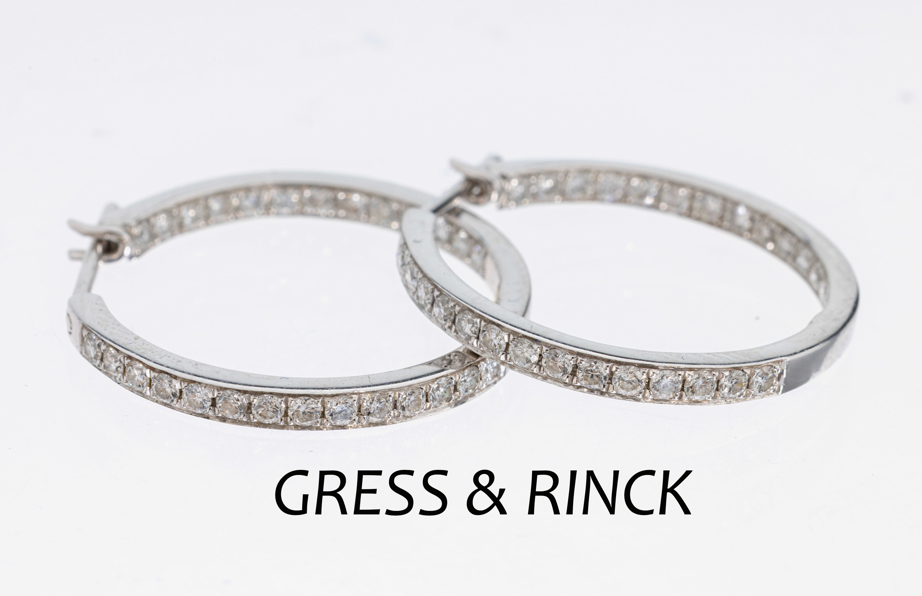 Paar 18 kt Gold Brillant-Ohrcreolen, WG 750/000, 54 Brillanten zus. ca. 0.54 ct Weiß/si, D. ca. 2.2 cm, ca. 4.6 g MeistermarkeGRESS & RINCK