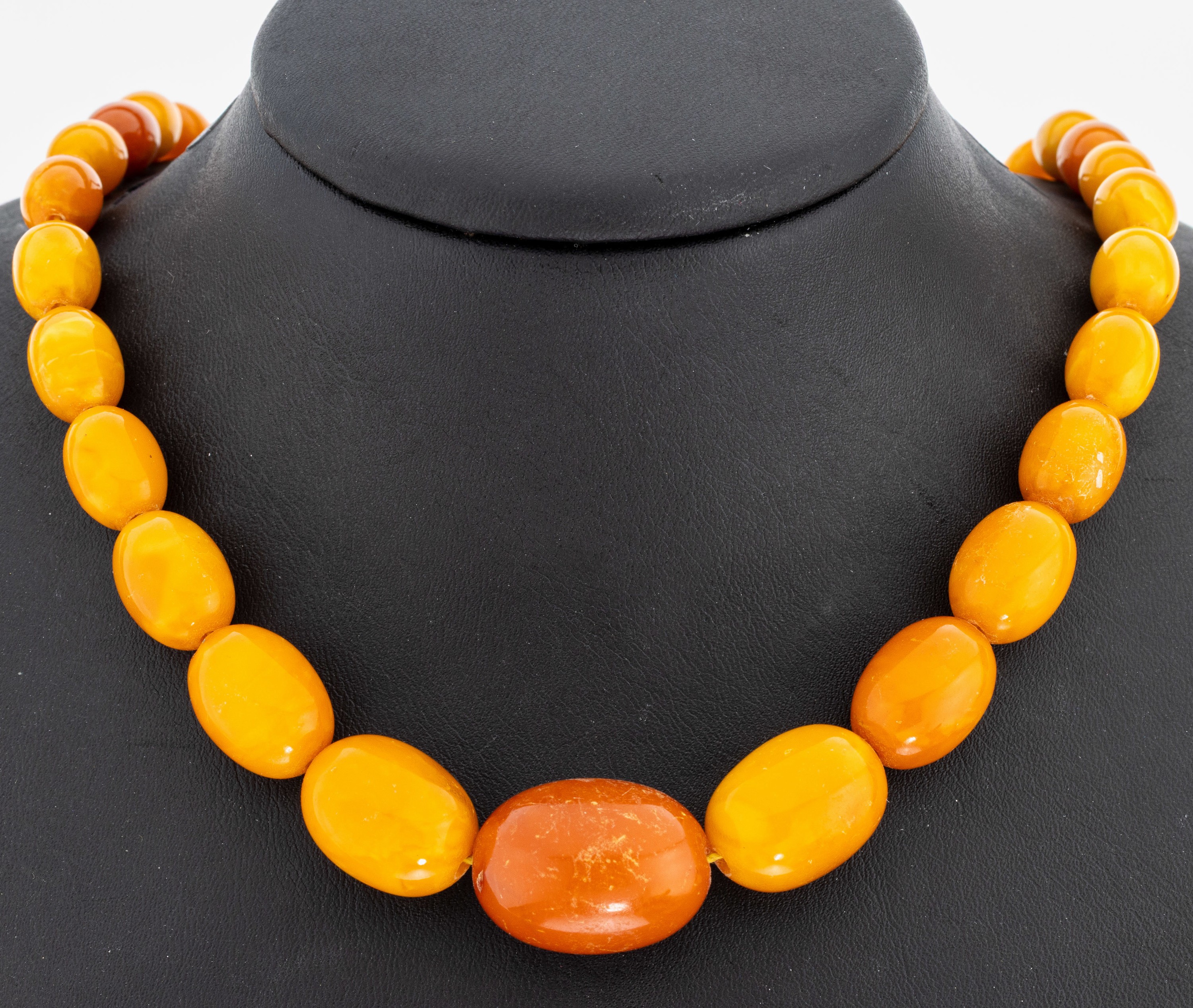 Image 27034867 - Bernstein-Collier, deutsch, 1930er Jahre, im Verlauf Bernstein-Oliven, D. ca. 7.7-18 ...