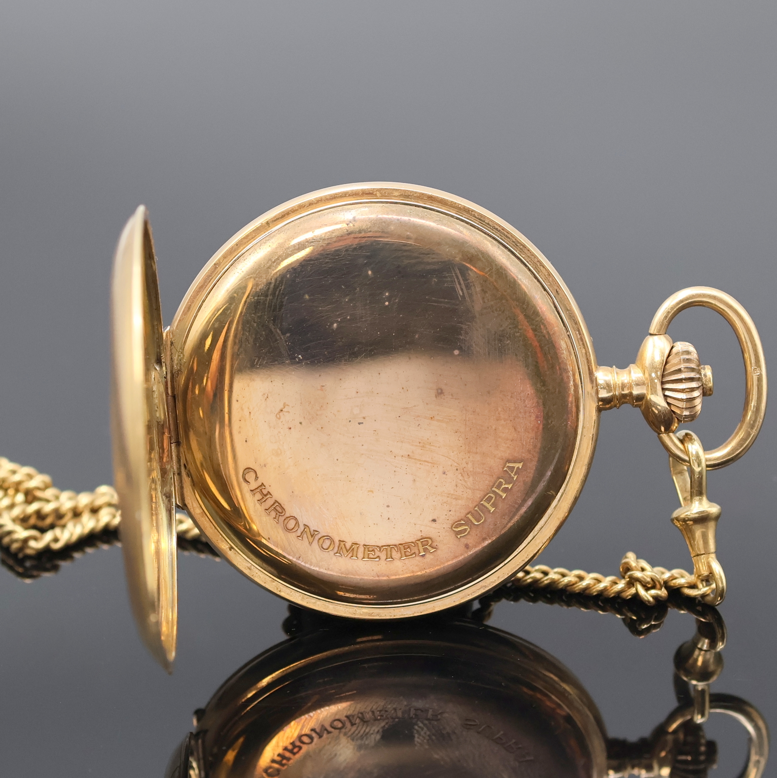 Detail c: SUPRA Chronometer Savonette in RG 585/000 mit Kette in RG 375/000, Schweiz um 1910, guill. Sprung- u. Rückdeckel, Geh. dell., Metallcuvette, ...