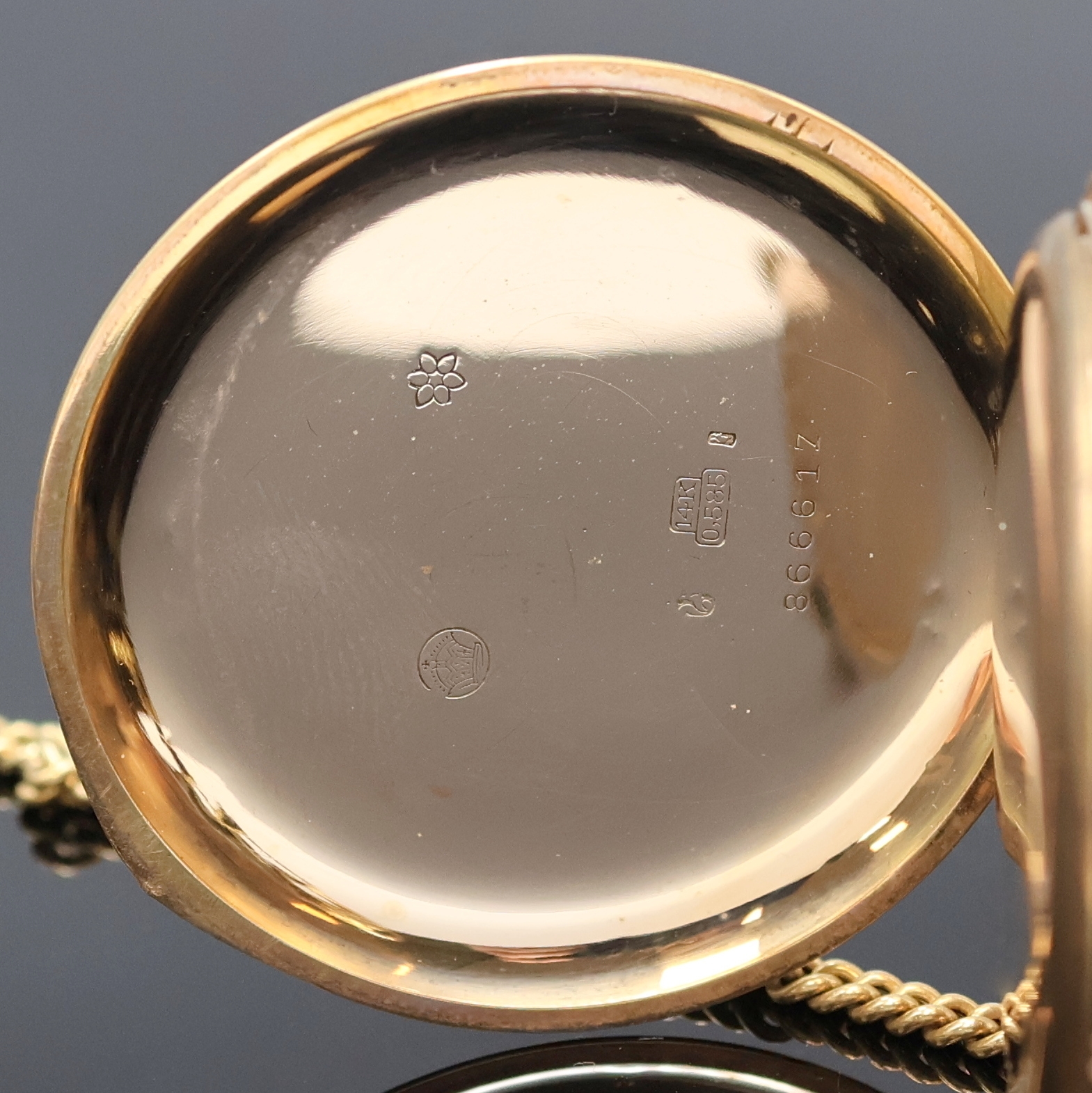 Detail d: SUPRA Chronometer Savonette in RG 585/000 mit Kette in RG 375/000, Schweiz um 1910, guill. Sprung- u. Rückdeckel, Geh. dell., Metallcuvette, ...