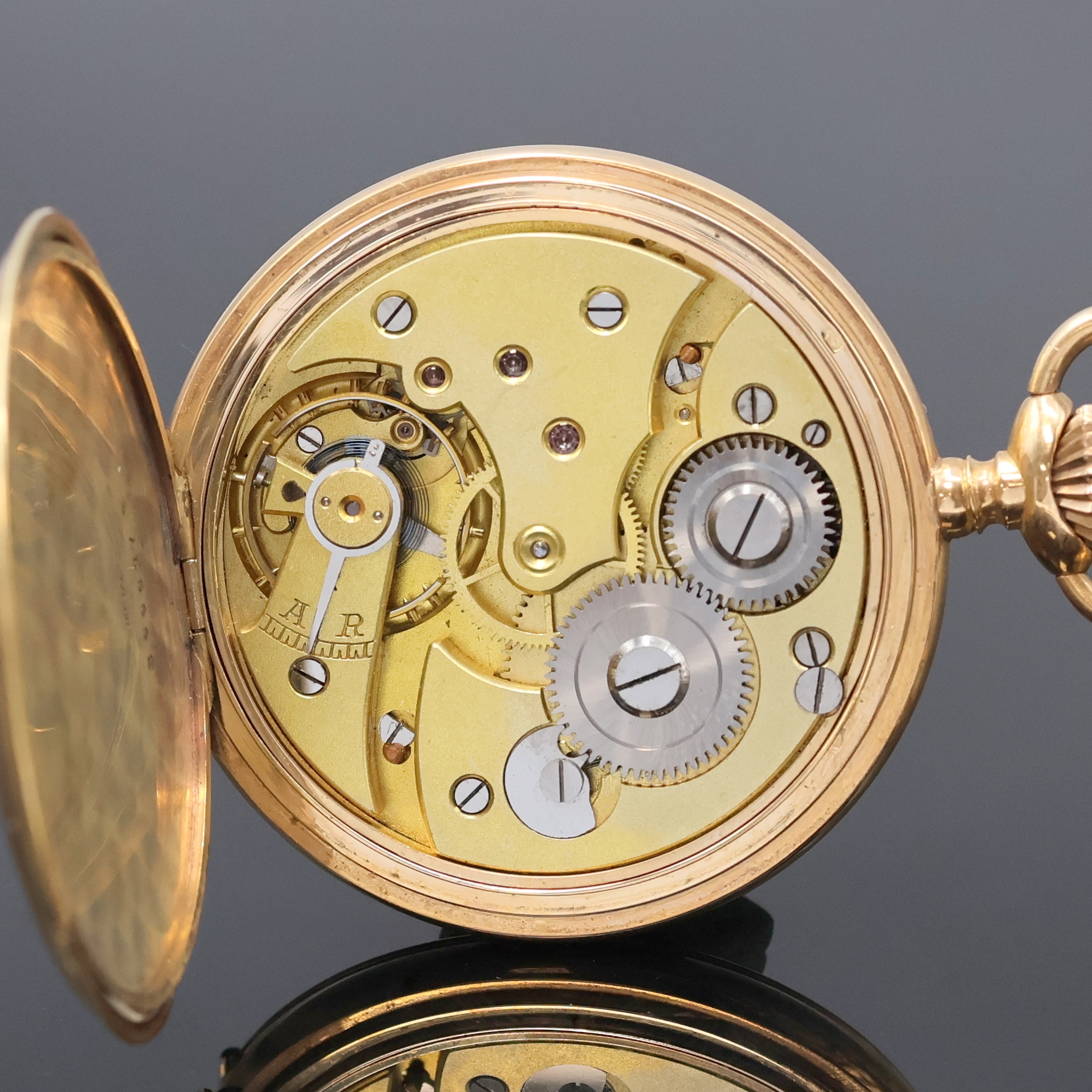 Detail e: SUPRA Chronometer Savonette in RG 585/000 mit Kette in RG 375/000, Schweiz um 1910, guill. Sprung- u. Rückdeckel, Geh. dell., Metallcuvette, ...
