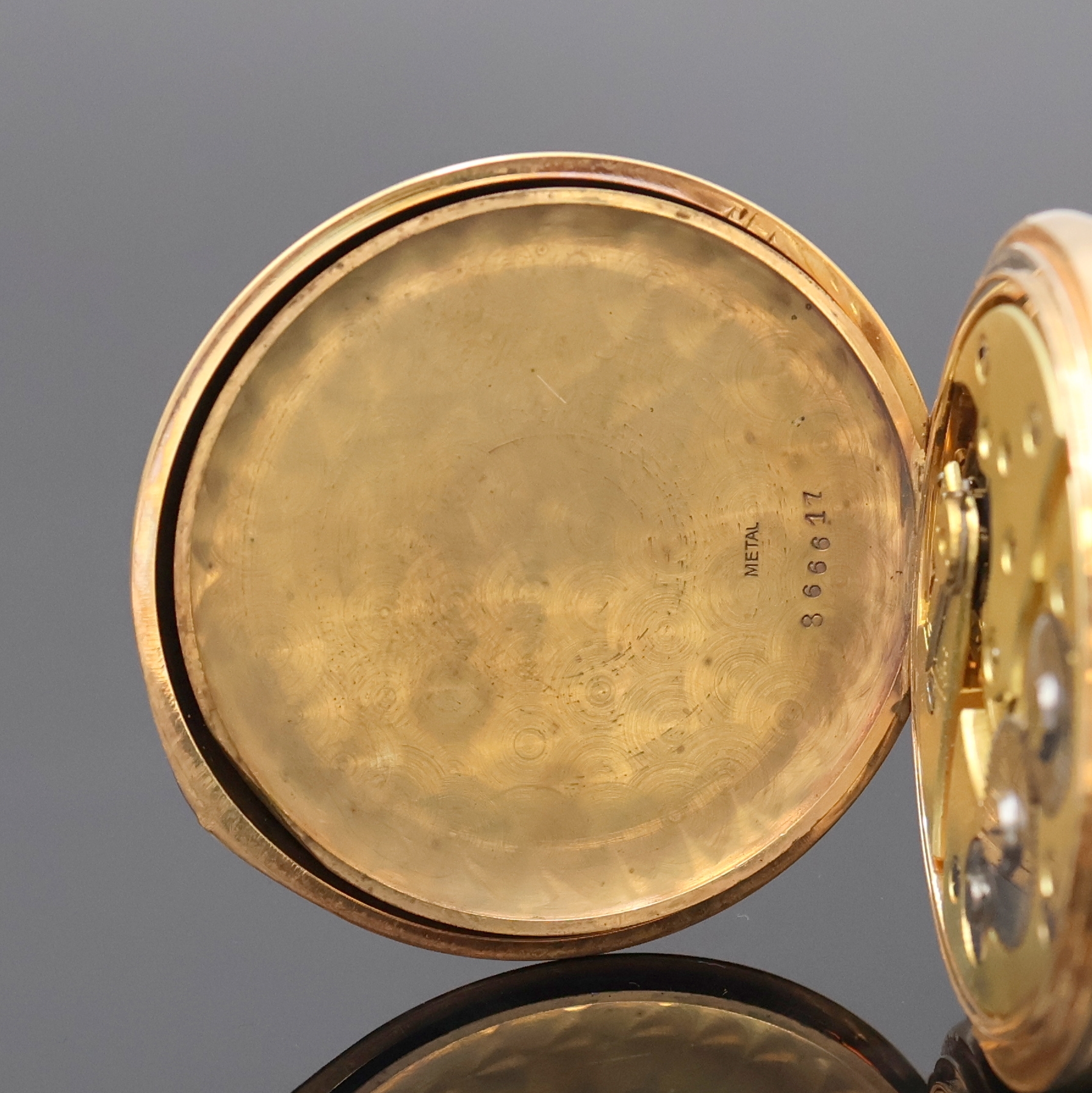 Detail f: SUPRA Chronometer Savonette in RG 585/000 mit Kette in RG 375/000, Schweiz um 1910, guill. Sprung- u. Rückdeckel, Geh. dell., Metallcuvette, ...