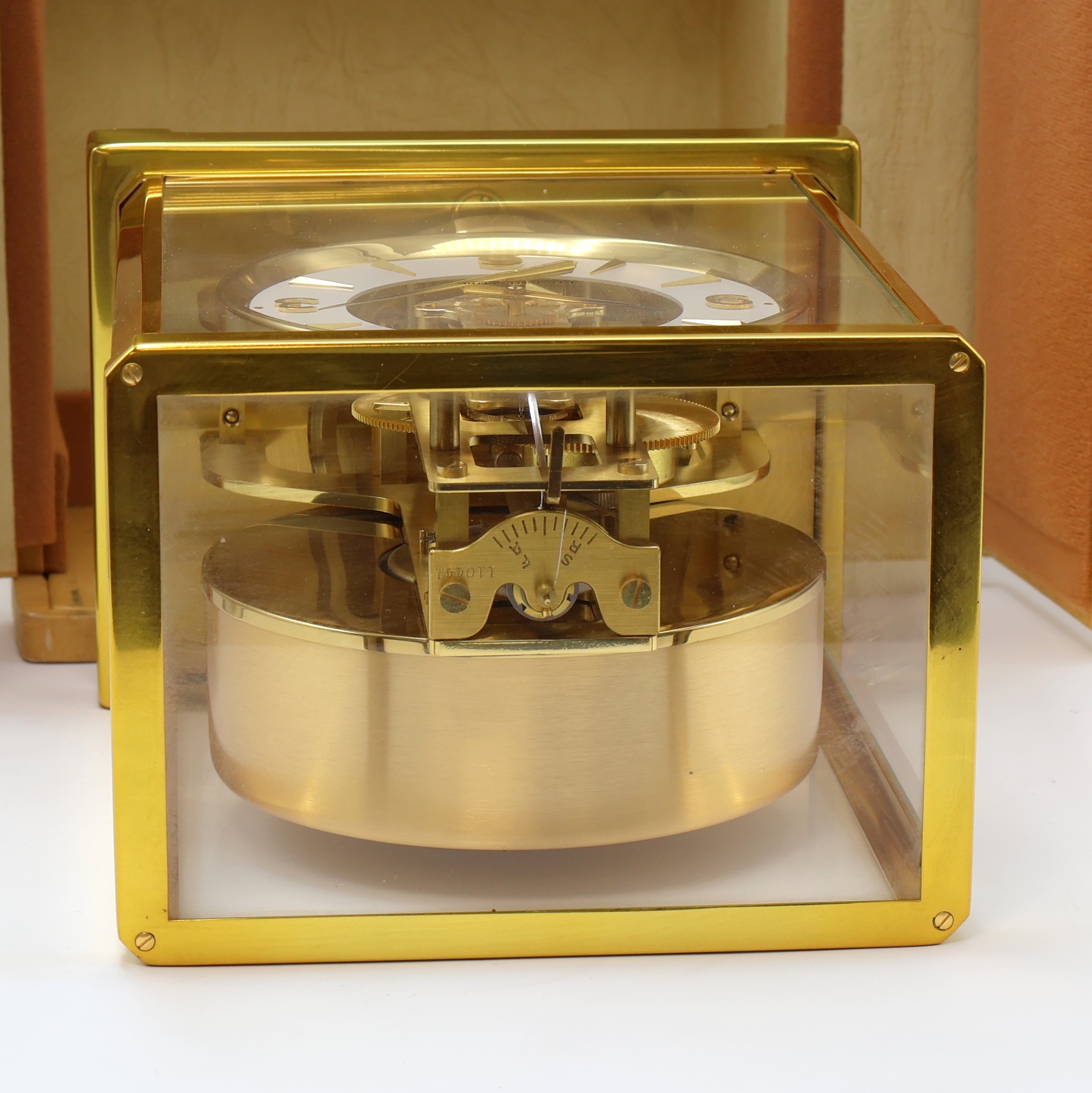 Detail e: Jaeger-LeCoultre Drehpendel-Tischuhr Atmos, Schweiz um 1965, verg., 5-seitig vergl. Geh., nach vorn zu öffnen durch Glastür, weißes ...