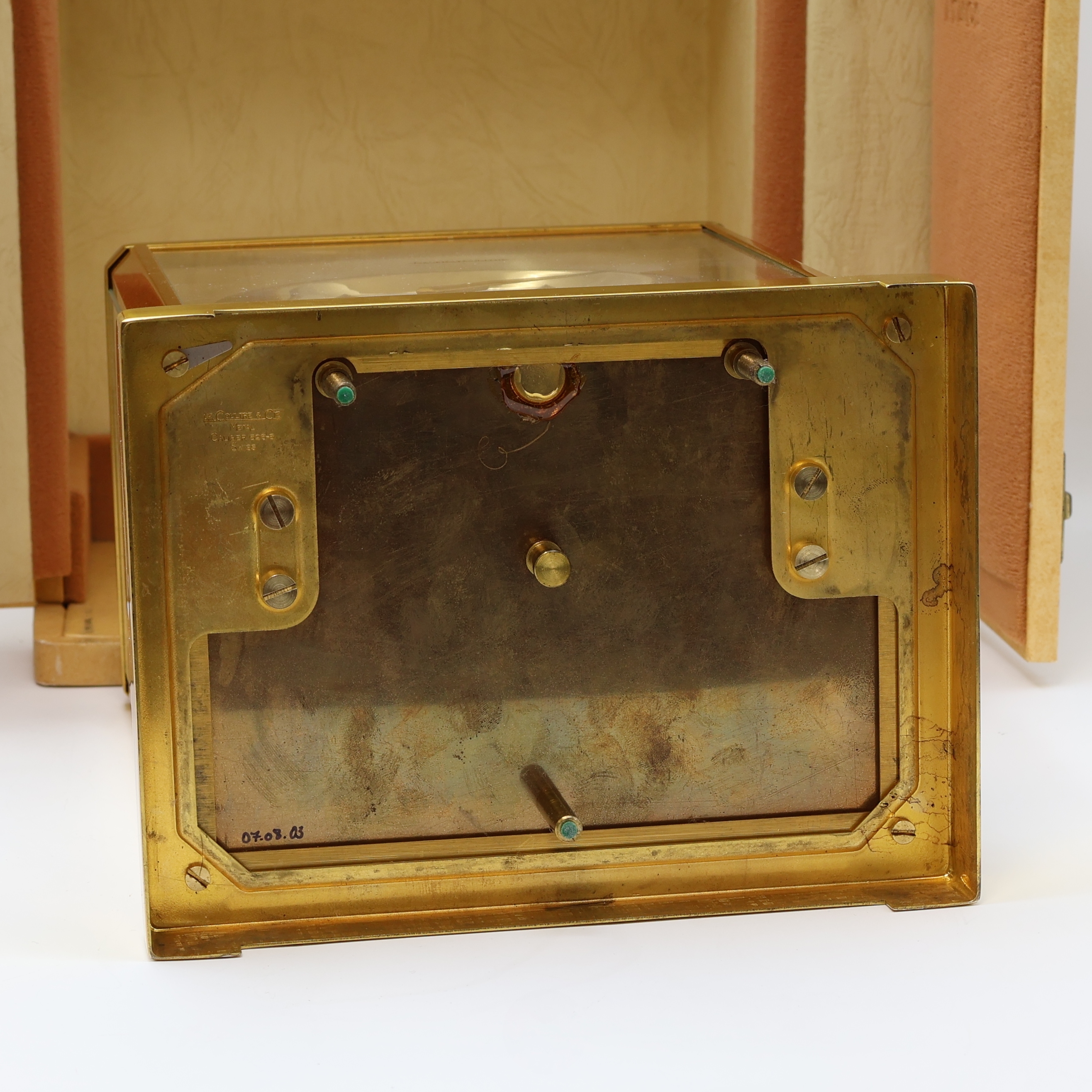 Detail f: Jaeger-LeCoultre Drehpendel-Tischuhr Atmos, Schweiz um 1965, verg., 5-seitig vergl. Geh., nach vorn zu öffnen durch Glastür, weißes ...