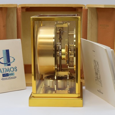 27034872b - Jaeger-LeCoultre Drehpendel-Tischuhr Atmos, Schweiz um 1965, verg., 5-seitig vergl. ...