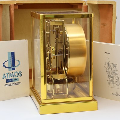 27034872d - Jaeger-LeCoultre Drehpendel-Tischuhr Atmos, Schweiz um 1965, verg., 5-seitig vergl. ...