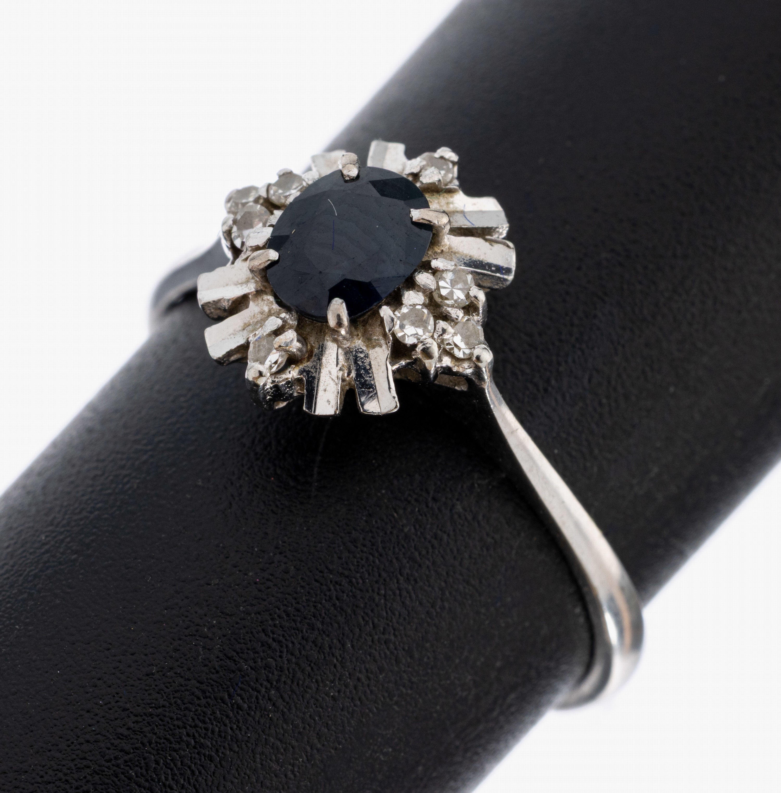 Image 27034985 - 18 kt Gold Saphir-Diamant-Ring, WG 750/000,mittig ovalfacett. Saphir ca. 0.40 ct, 8 8/8 ...