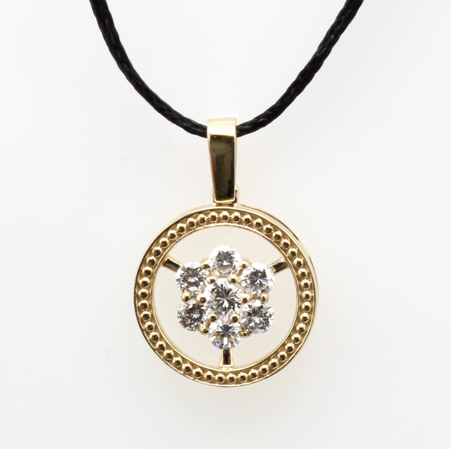 Image 27035004 - Anhänger mit Diamanten, GG 585/000, 7 Diam. zus. ca. 0.31 ct feines Weiß/vs, D. ca. 1 ...