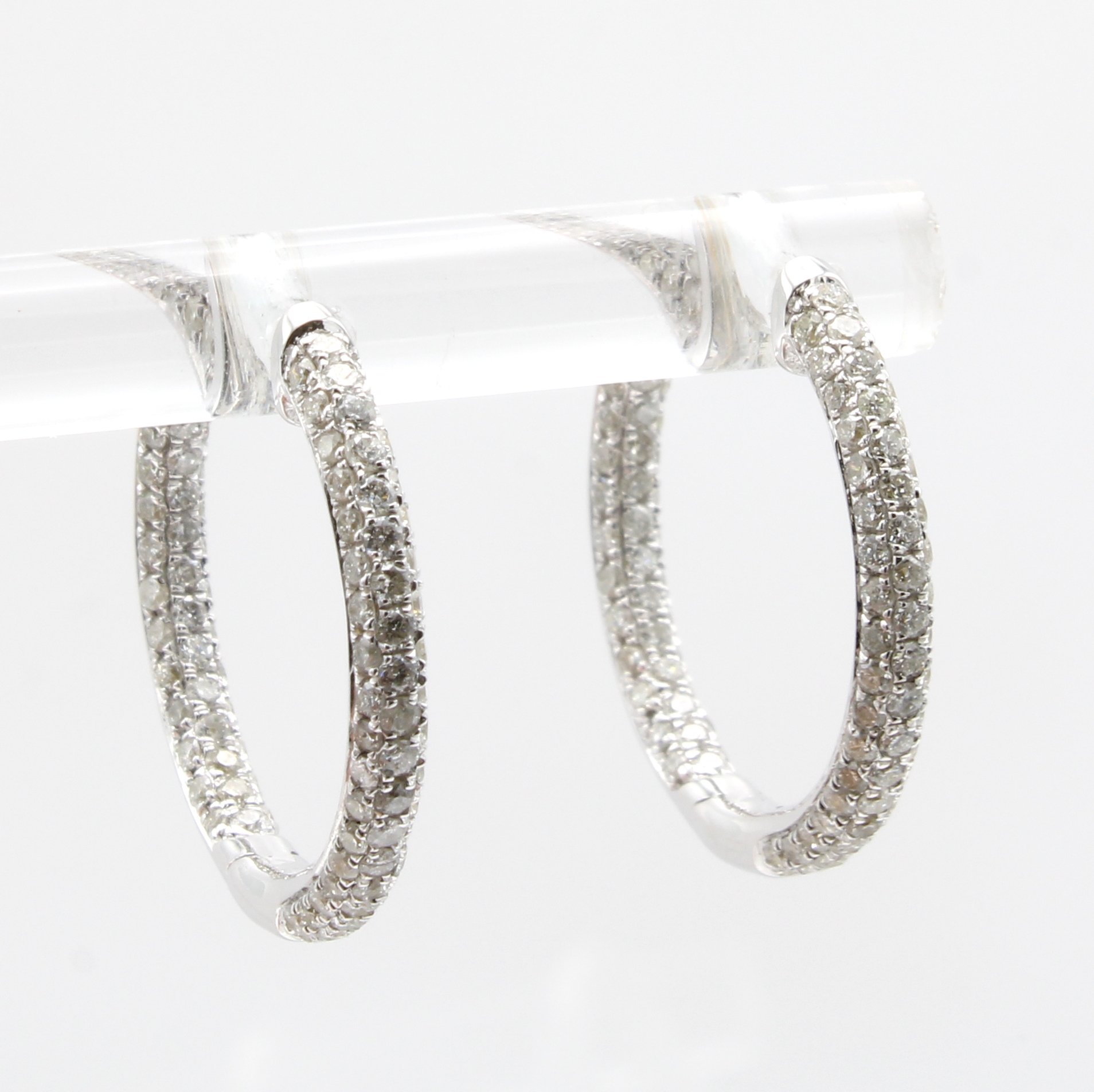 Image 27035038 - Paar Creolen mit Brillanten, WG 585/000, 200Brill. z.T. auch innen gef. zus. ca. 0.98 ct ...