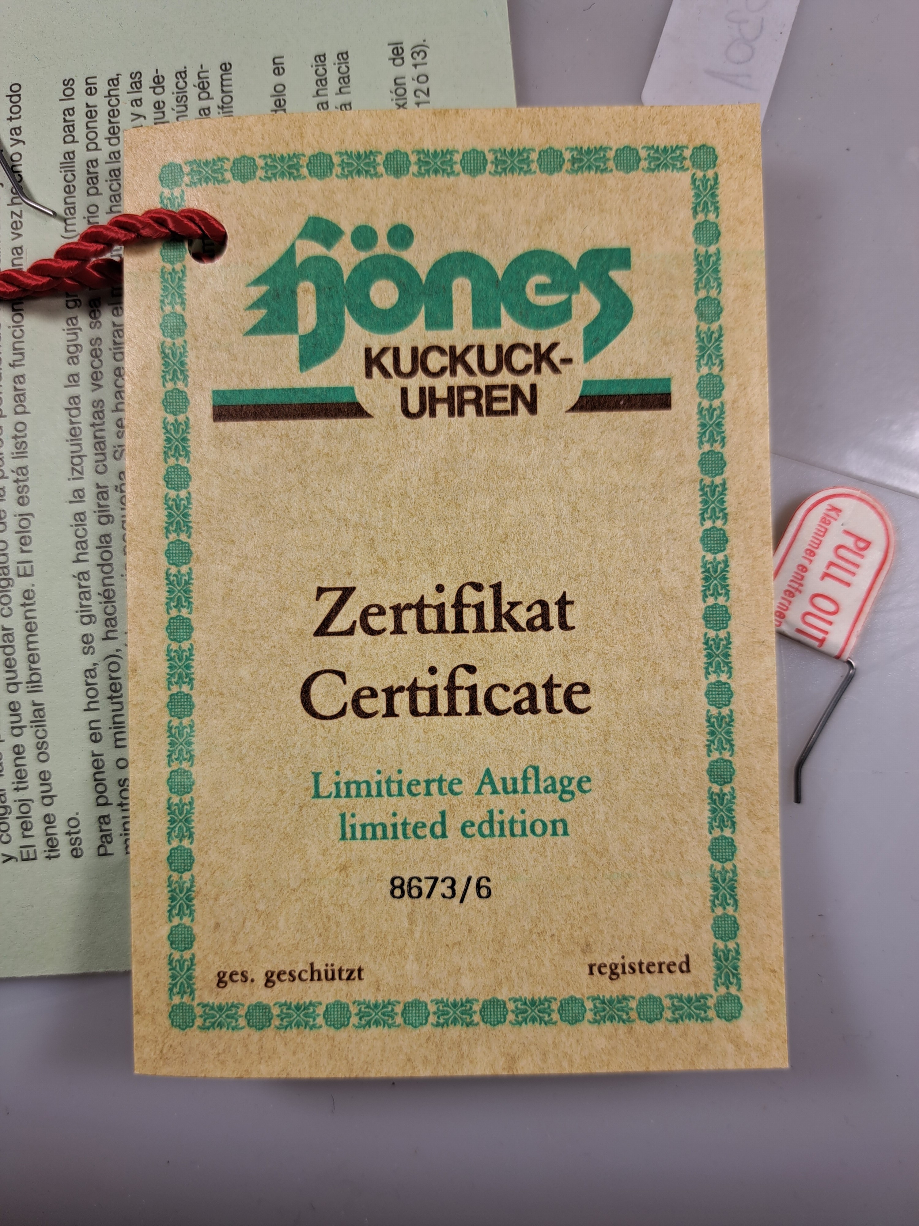 Detail j: Wanduhr mit Uhuruf und Musikspielwerk, Fa. Hönes, Titisee, um 1980, geschnitzte Front, mit plastischem Uhu und Blattwerk, orig. Aufsatz, seitliche ...