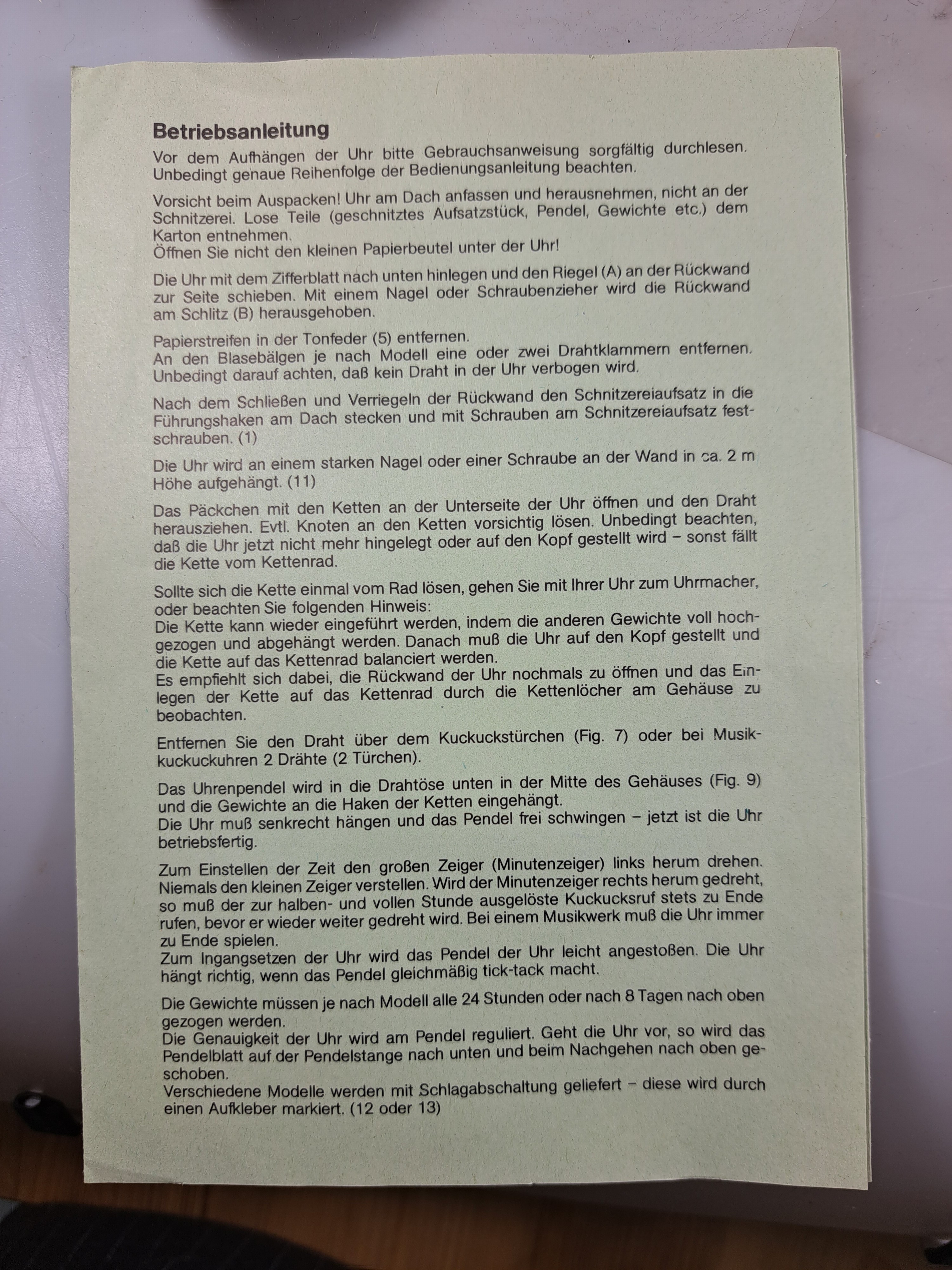 Detail k: Wanduhr mit Uhuruf und Musikspielwerk, Fa. Hönes, Titisee, um 1980, geschnitzte Front, mit plastischem Uhu und Blattwerk, orig. Aufsatz, seitliche ...