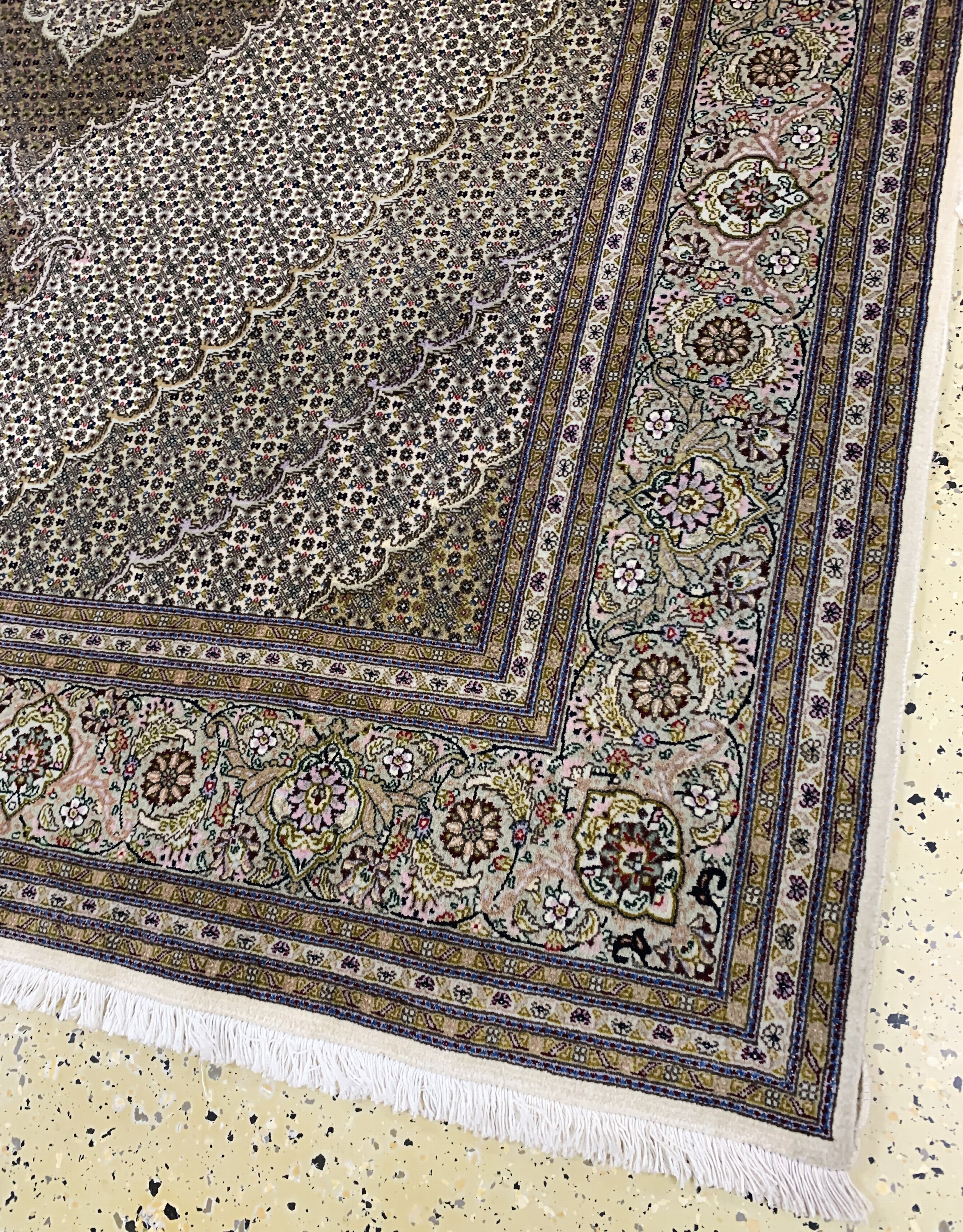 Detail a: Täbriz fein(50 Raj), Persien, Ende 20.Jhd, Korkwolle mit Seide, ca. 252 x 196 cm, ca. 500.000 Kn/qm, EHZ: 2(Fleck)