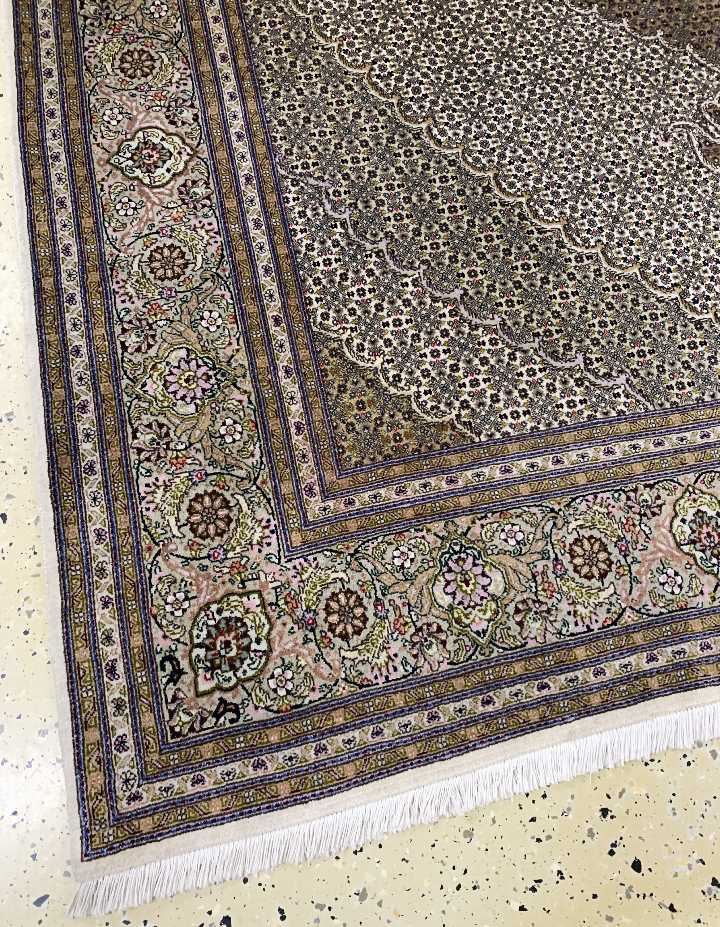 Detail b: Täbriz fein(50 Raj), Persien, Ende 20.Jhd, Korkwolle mit Seide, ca. 252 x 196 cm, ca. 500.000 Kn/qm, EHZ: 2(Fleck)