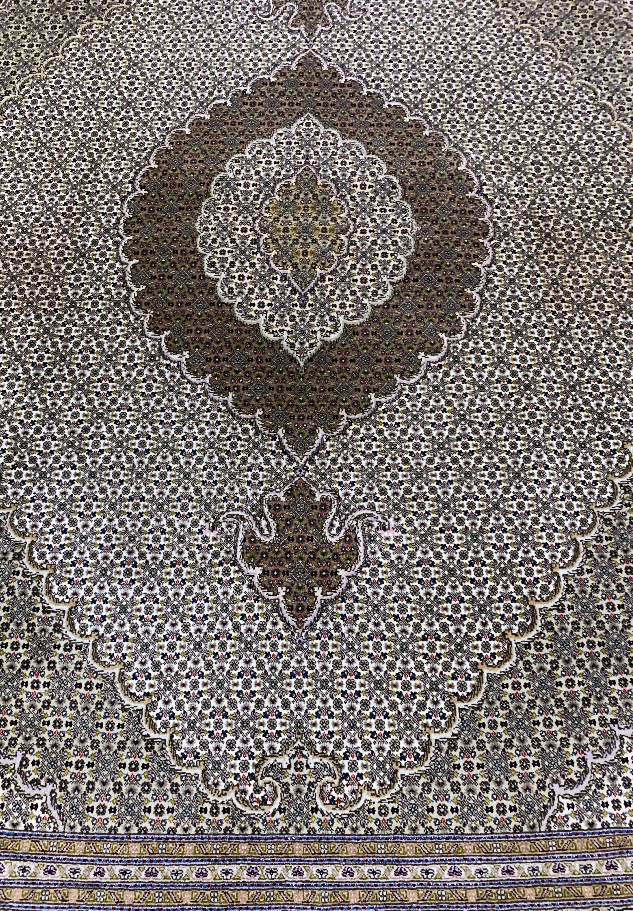 Detail c: Täbriz fein(50 Raj), Persien, Ende 20.Jhd, Korkwolle mit Seide, ca. 252 x 196 cm, ca. 500.000 Kn/qm, EHZ: 2(Fleck)