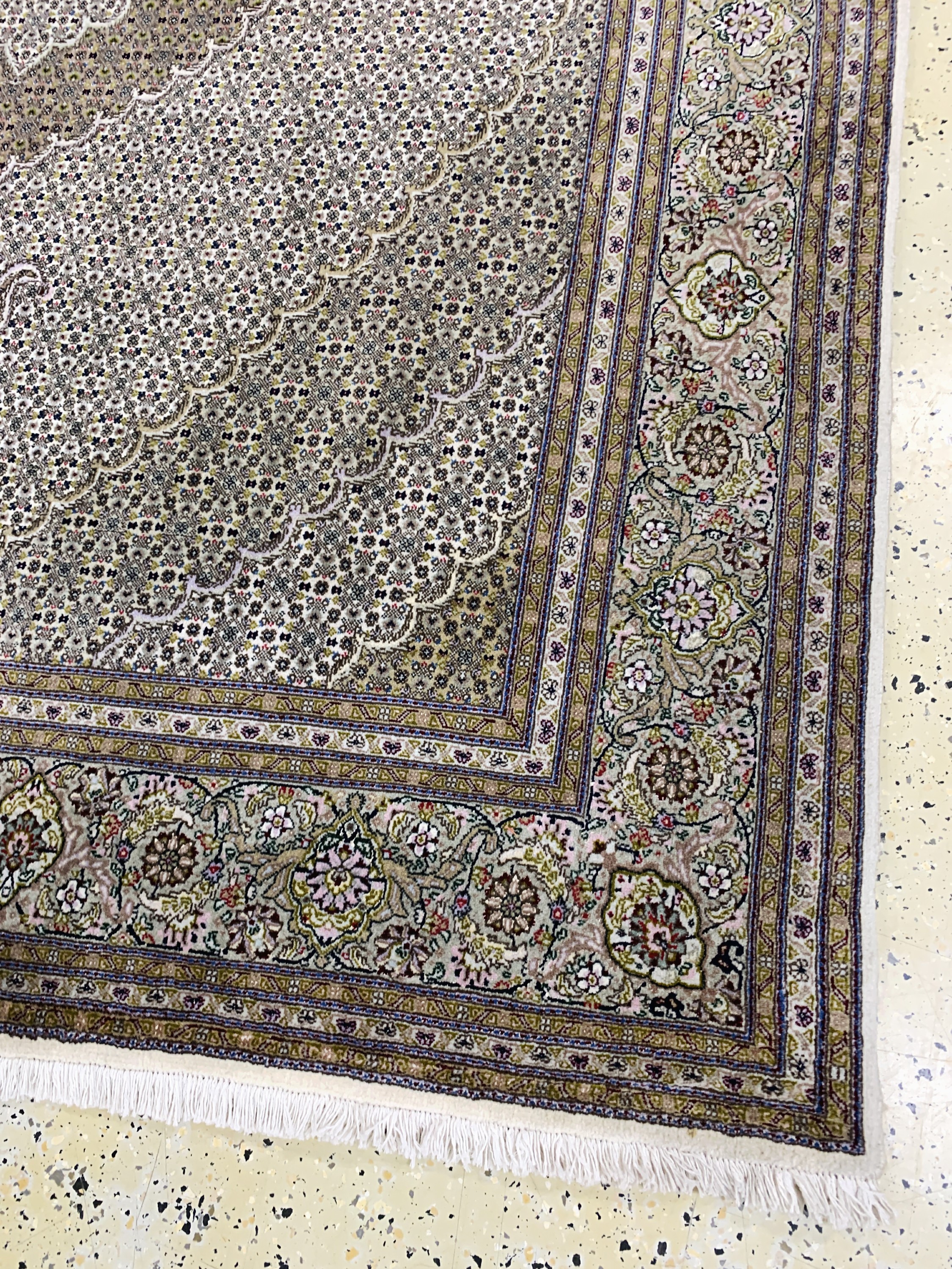 Detail d: Täbriz fein(50 Raj), Persien, Ende 20.Jhd, Korkwolle mit Seide, ca. 252 x 196 cm, ca. 500.000 Kn/qm, EHZ: 2(Fleck)