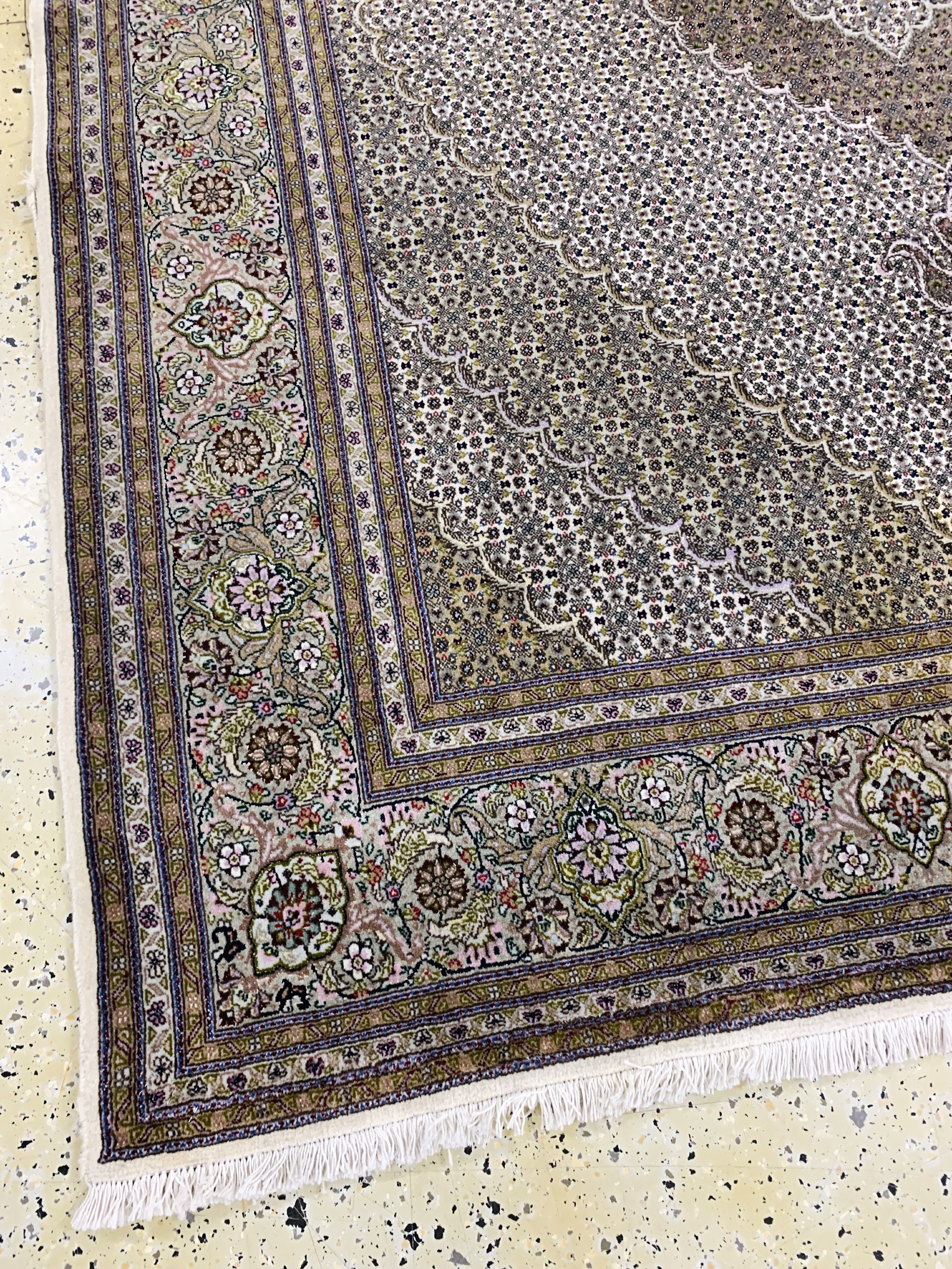 Detail e: Täbriz fein(50 Raj), Persien, Ende 20.Jhd, Korkwolle mit Seide, ca. 252 x 196 cm, ca. 500.000 Kn/qm, EHZ: 2(Fleck)