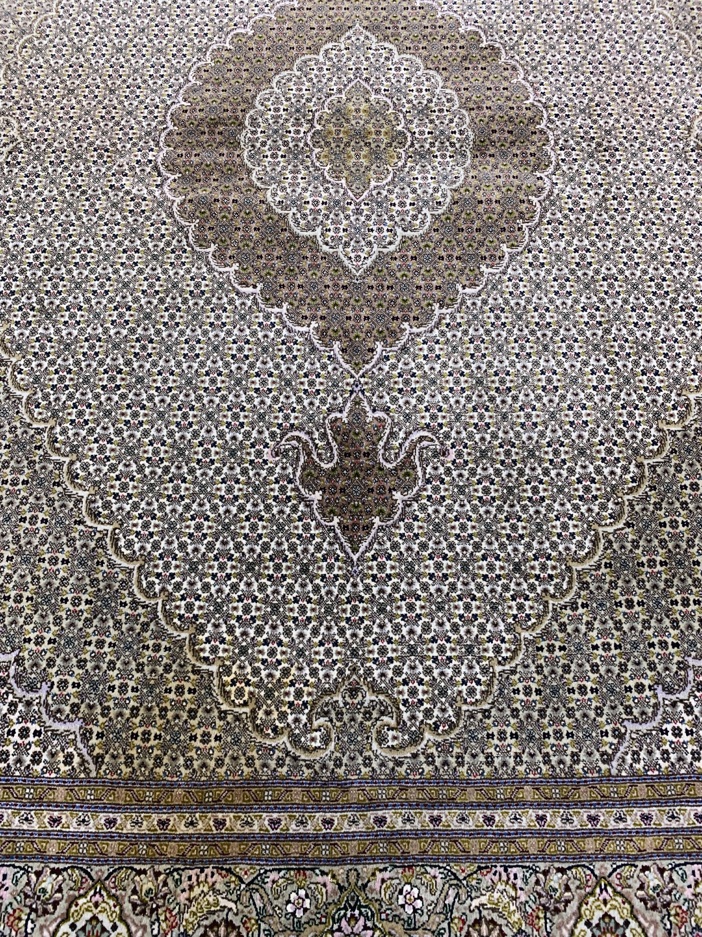 Detail f: Täbriz fein(50 Raj), Persien, Ende 20.Jhd, Korkwolle mit Seide, ca. 252 x 196 cm, ca. 500.000 Kn/qm, EHZ: 2(Fleck)
