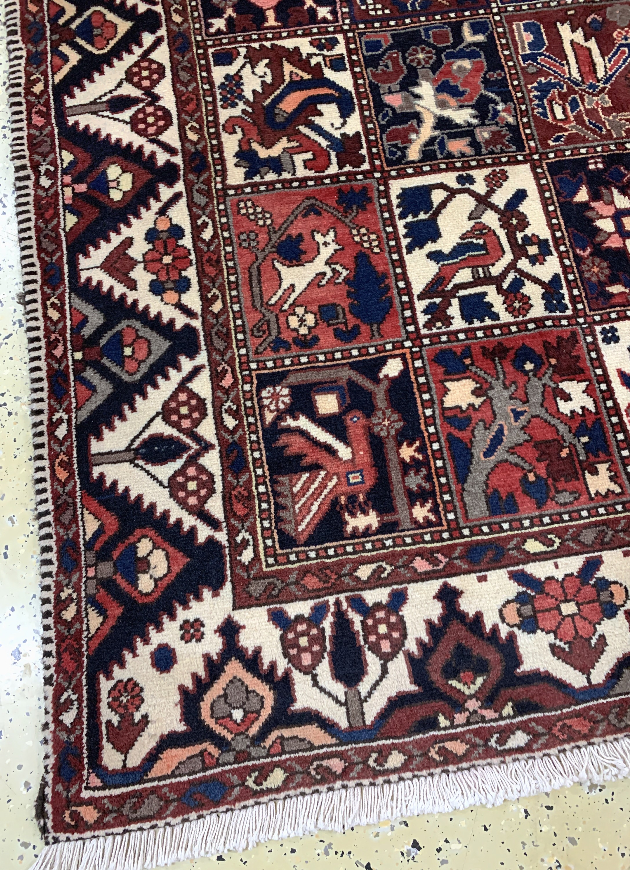 Detail b: Felder Bachtiar, Persien, Mitte 20.Jhd, Wolle auf Baumwolle, ca. 290 x 155 cm, EHZ: 2,(Schrizi defekt)