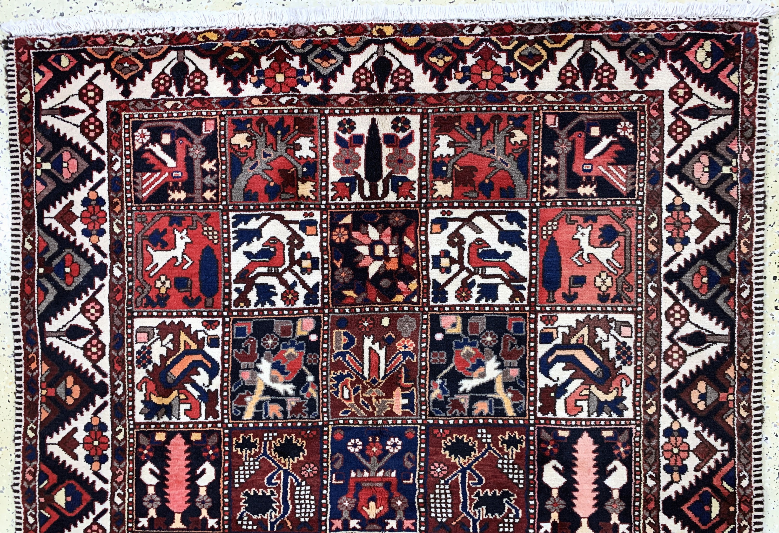 Detail c: Felder Bachtiar, Persien, Mitte 20.Jhd, Wolle auf Baumwolle, ca. 290 x 155 cm, EHZ: 2,(Schrizi defekt)