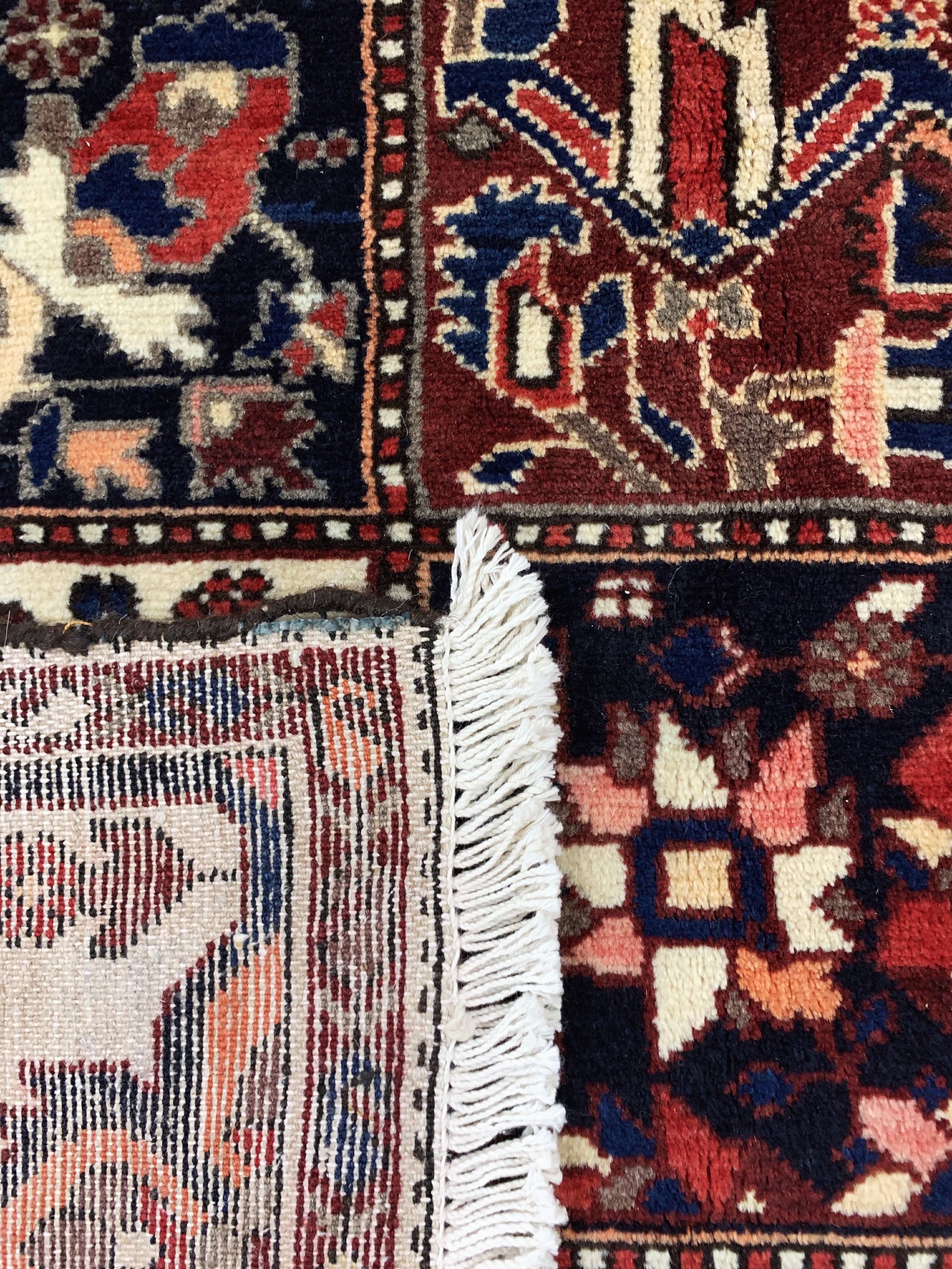 Detail e: Felder Bachtiar, Persien, Mitte 20.Jhd, Wolle auf Baumwolle, ca. 290 x 155 cm, EHZ: 2,(Schrizi defekt)