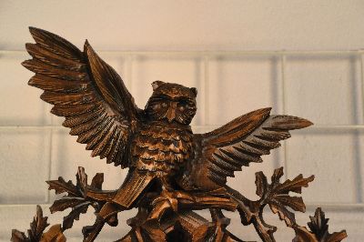 27035043b - Wanduhr mit Uhuruf und Musikspielwerk, Fa. Hönes, Titisee, um 1980, geschnitzte Front, ...