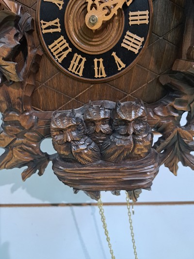 27035043e - Wanduhr mit Uhuruf und Musikspielwerk, Fa. Hönes, Titisee, um 1980, geschnitzte Front, ...