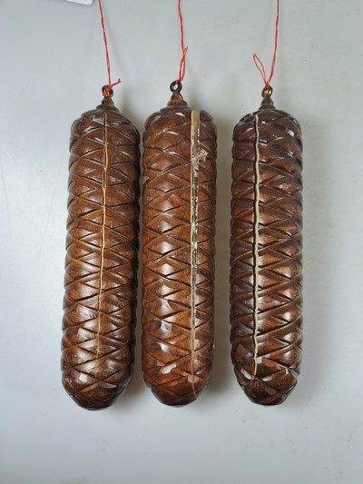 27035043g - Wanduhr mit Uhuruf und Musikspielwerk, Fa. Hönes, Titisee, um 1980, geschnitzte Front, ...