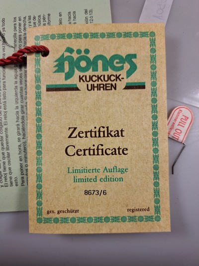 27035043j - Wanduhr mit Uhuruf und Musikspielwerk, Fa. Hönes, Titisee, um 1980, geschnitzte Front, ...