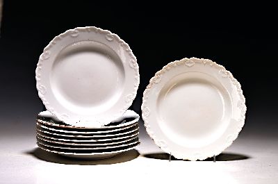 Image 9 Teller, Meissen, um 1900, 2. Wahl, Rand mit Muschelrelief, Reste alten Goldrandes, D. ...