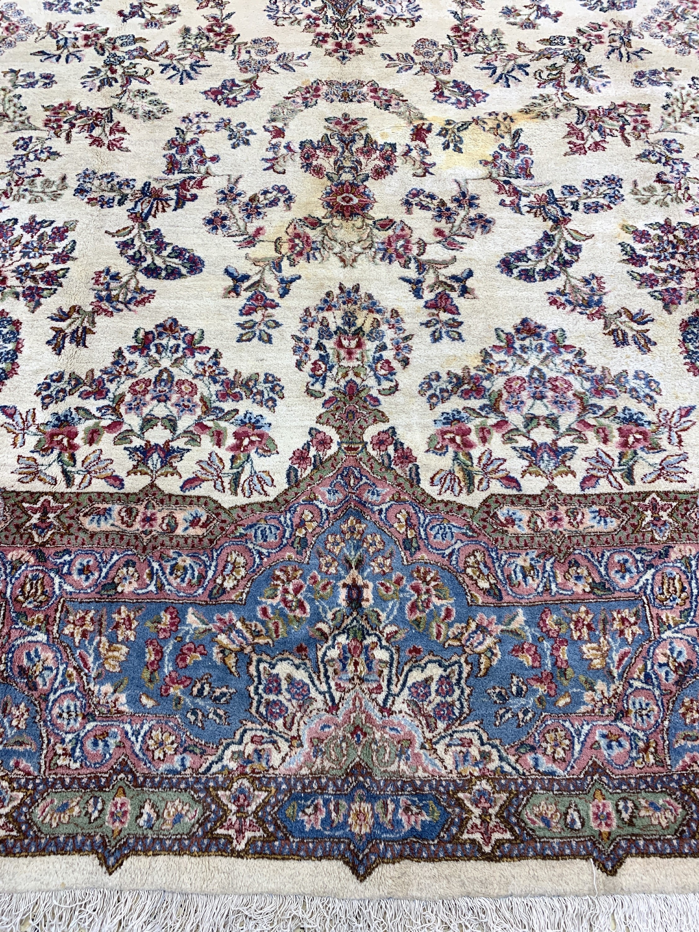Detail b: Kerman"Lawar"antik, Persien, um 1900, Wolleauf Baumwolle, ca. 580 x 330 cm, EHZ: 2(leichtfleckig).