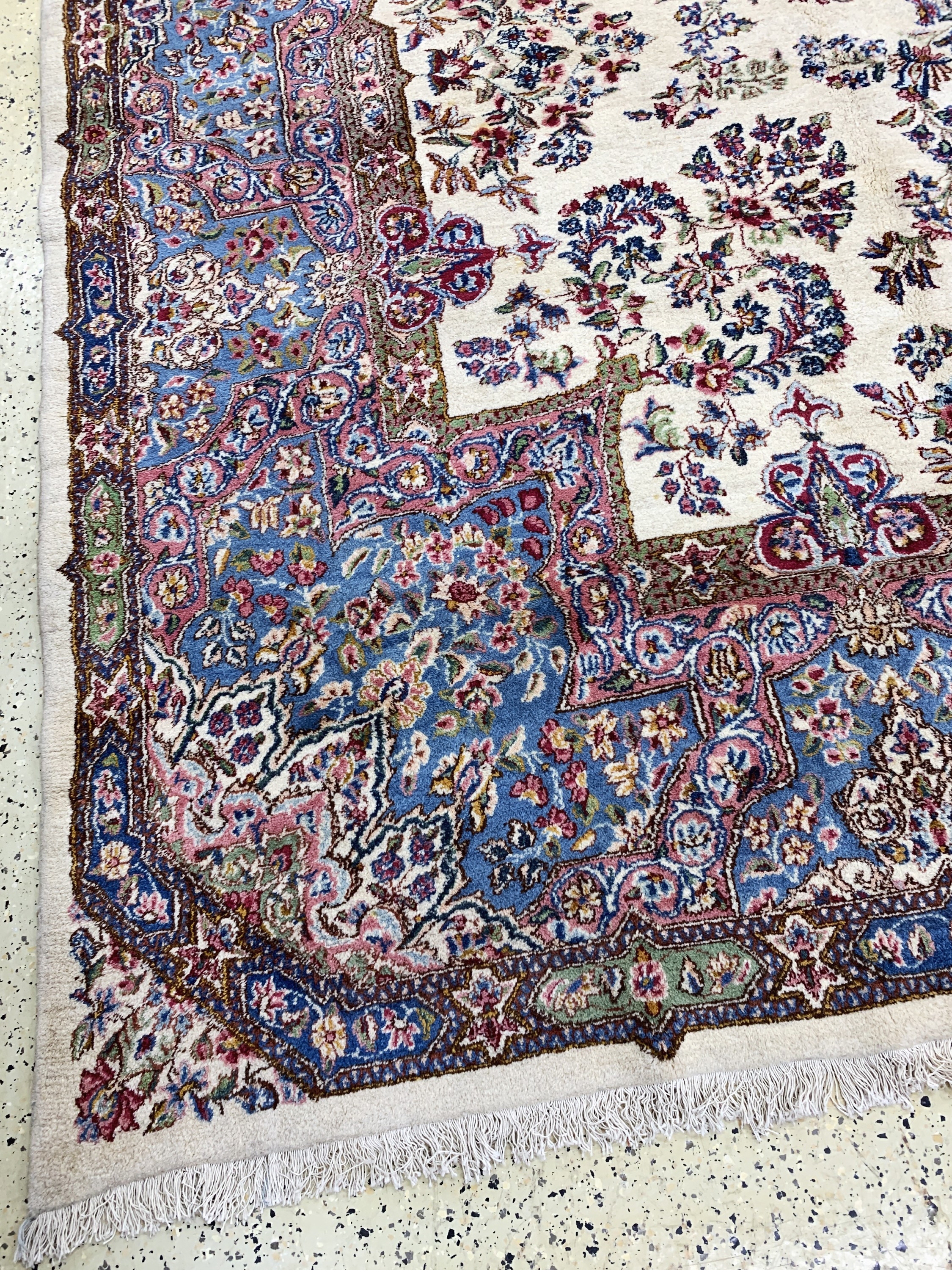 Detail c: Kerman"Lawar"antik, Persien, um 1900, Wolleauf Baumwolle, ca. 580 x 330 cm, EHZ: 2(leichtfleckig).