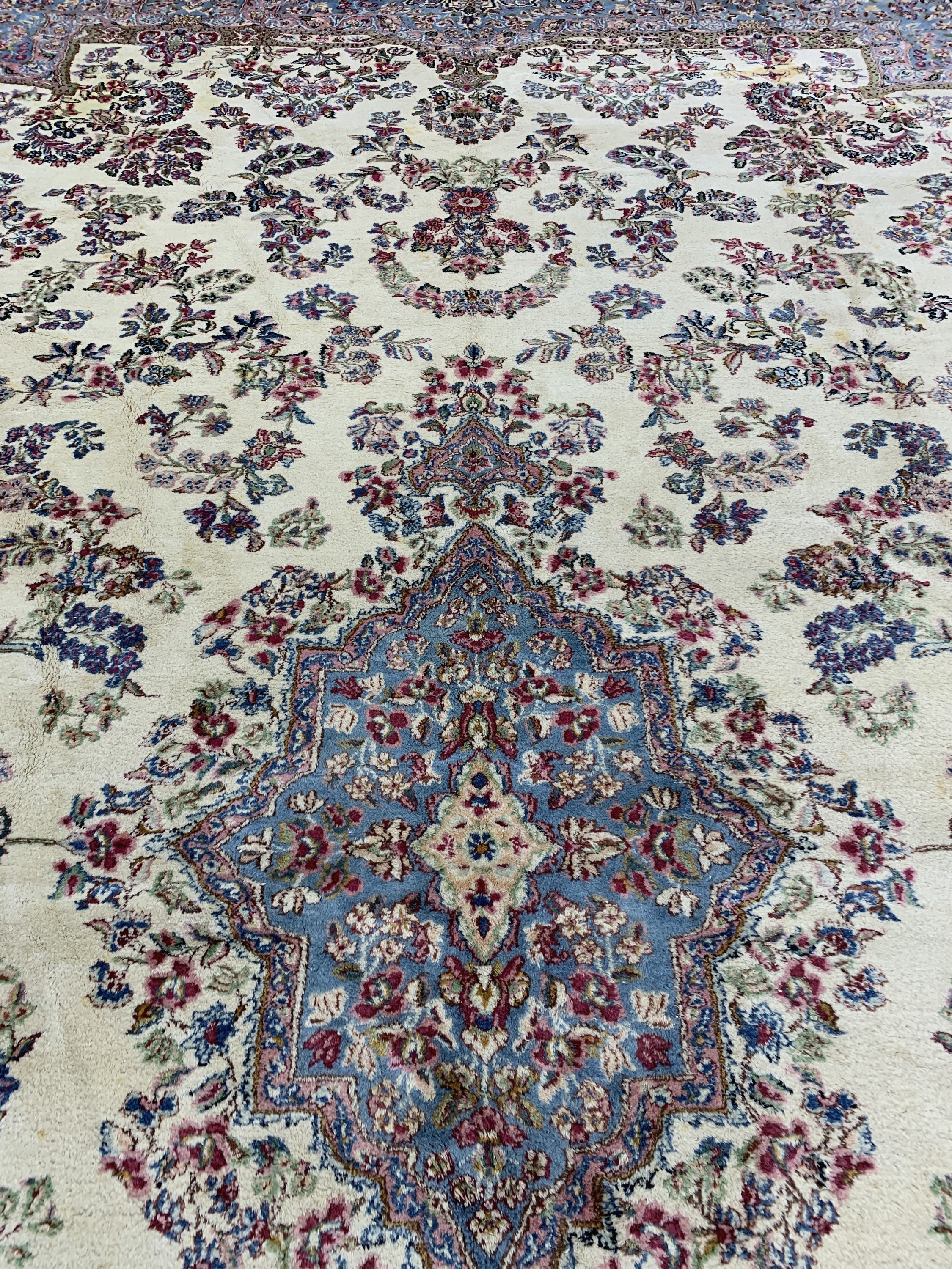Detail j: Kerman"Lawar"antik, Persien, um 1900, Wolleauf Baumwolle, ca. 580 x 330 cm, EHZ: 2(leichtfleckig).