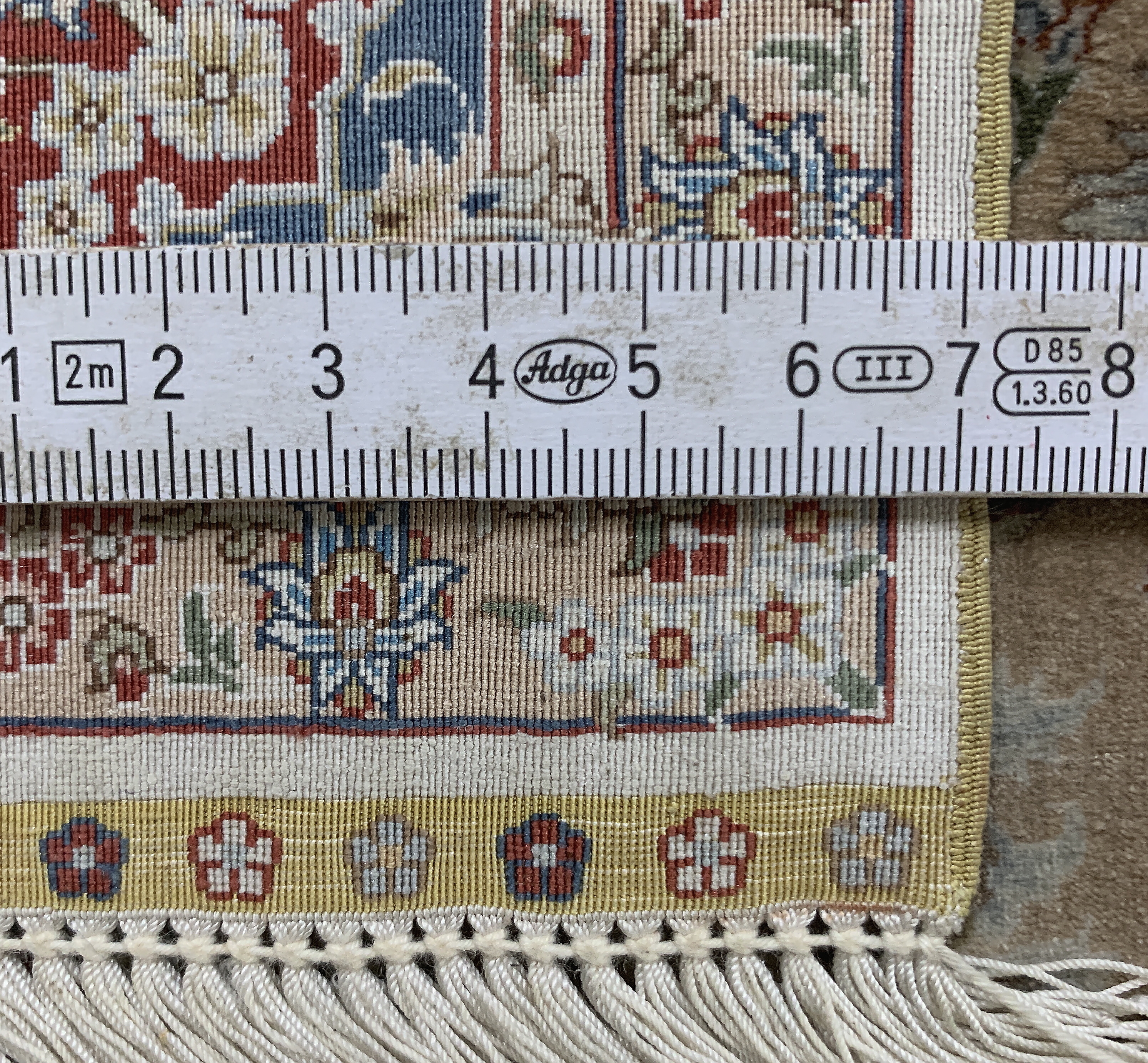 Detail e: Hereke Seide sehr fein, Türkei signiert, Ende 20.Jhd, reine Naturseide, ca. 65 x 46 cm,ca. 3,2 Mio. Kn/qm, verblasst, EHZ: 1-2(Fleck)
