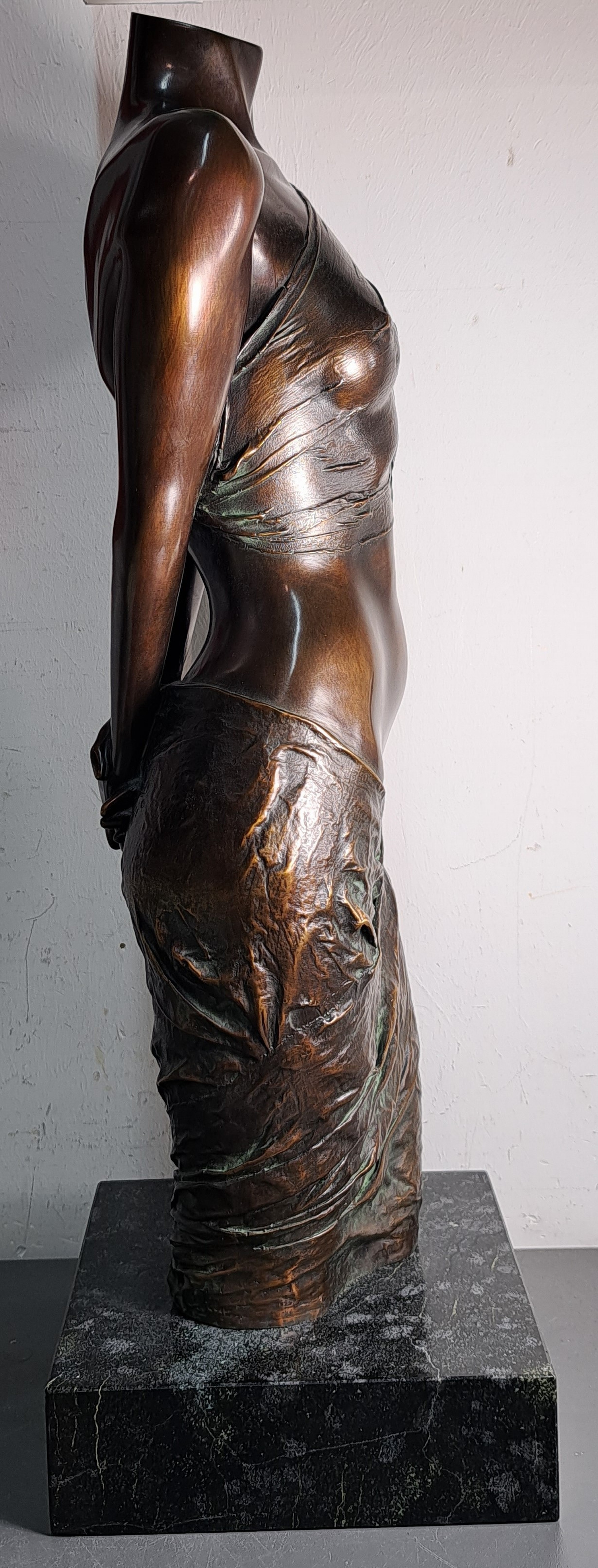 Detail b: Willi Kissmer, 1951-2018 Duisburg, Halbakt mit zwei Tüchern, Bronzeguß, sign. und num. 74/99, Steinsockel, Gesamth. ca. 53cm