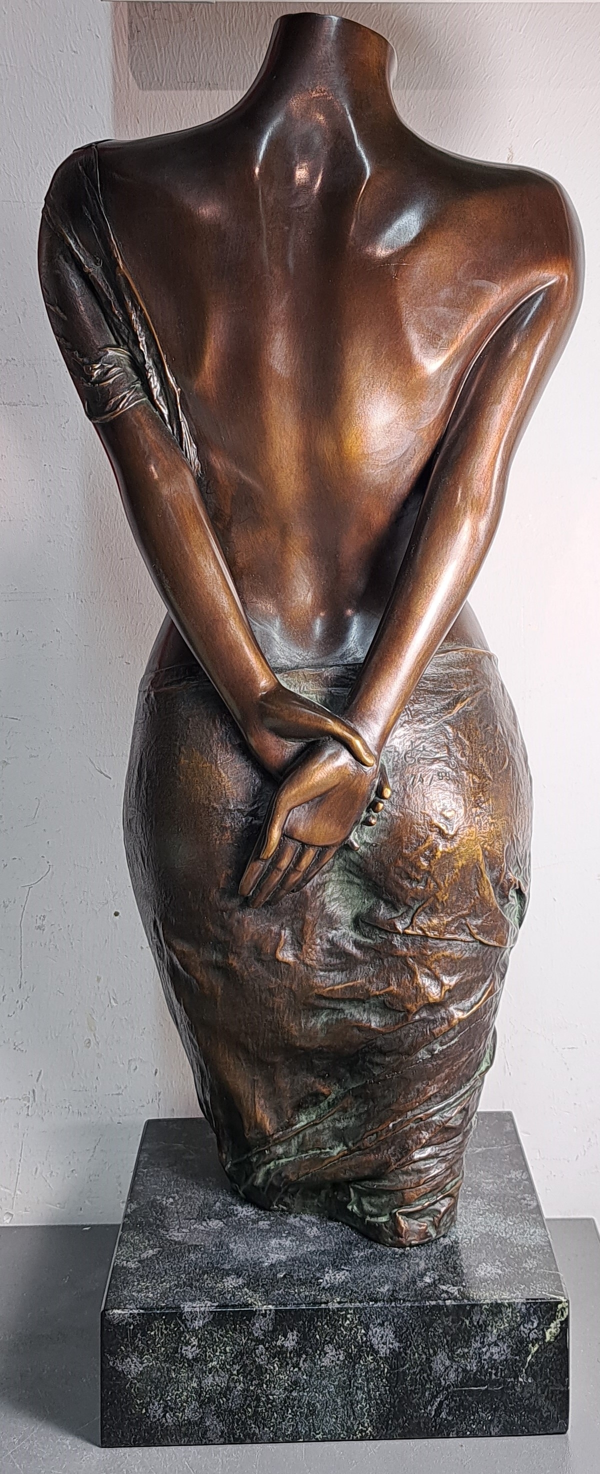 Detail c: Willi Kissmer, 1951-2018 Duisburg, Halbakt mit zwei Tüchern, Bronzeguß, sign. und num. 74/99, Steinsockel, Gesamth. ca. 53cm