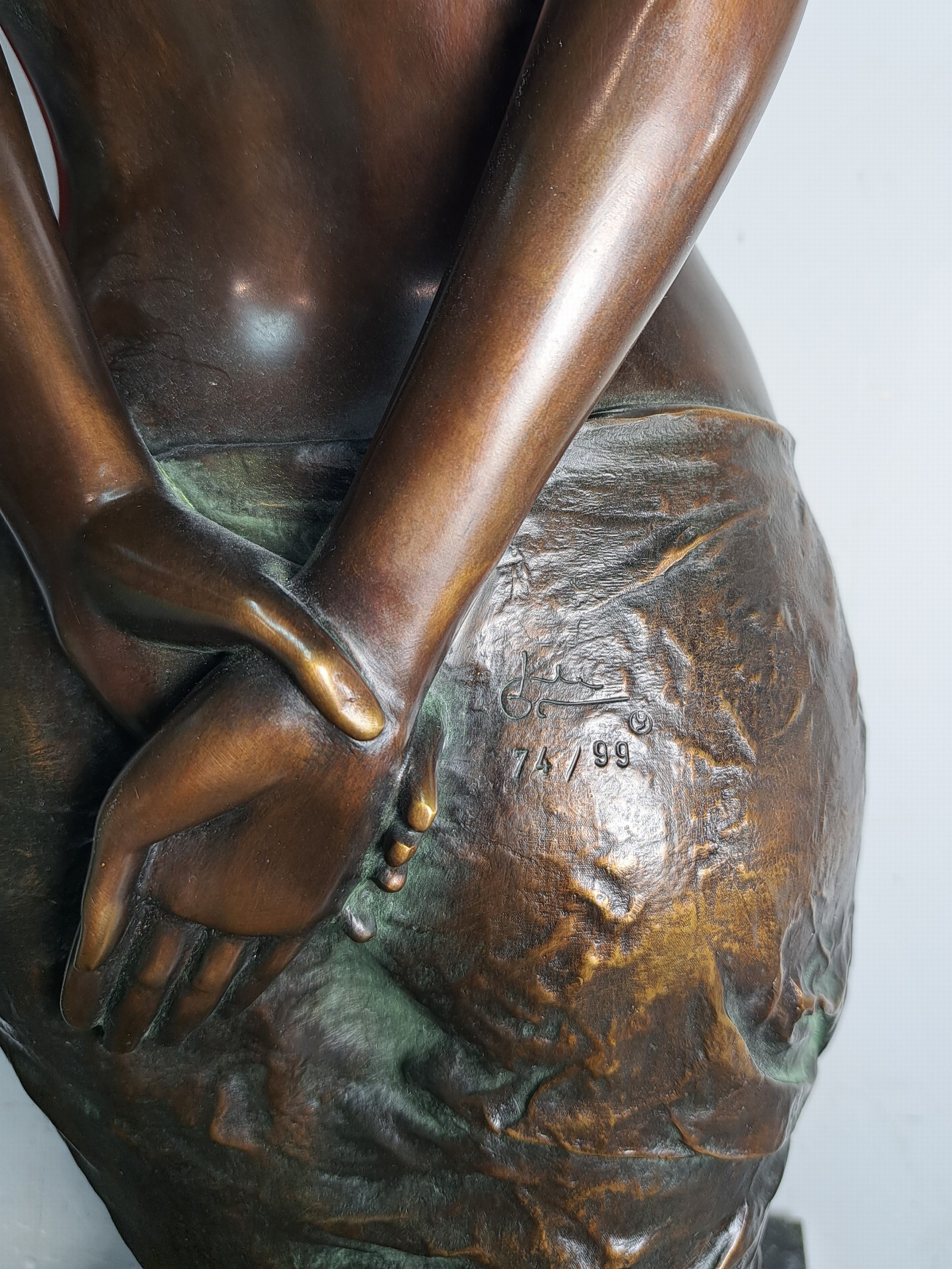 Detail d: Willi Kissmer, 1951-2018 Duisburg, Halbakt mit zwei Tüchern, Bronzeguß, sign. und num. 74/99, Steinsockel, Gesamth. ca. 53cm