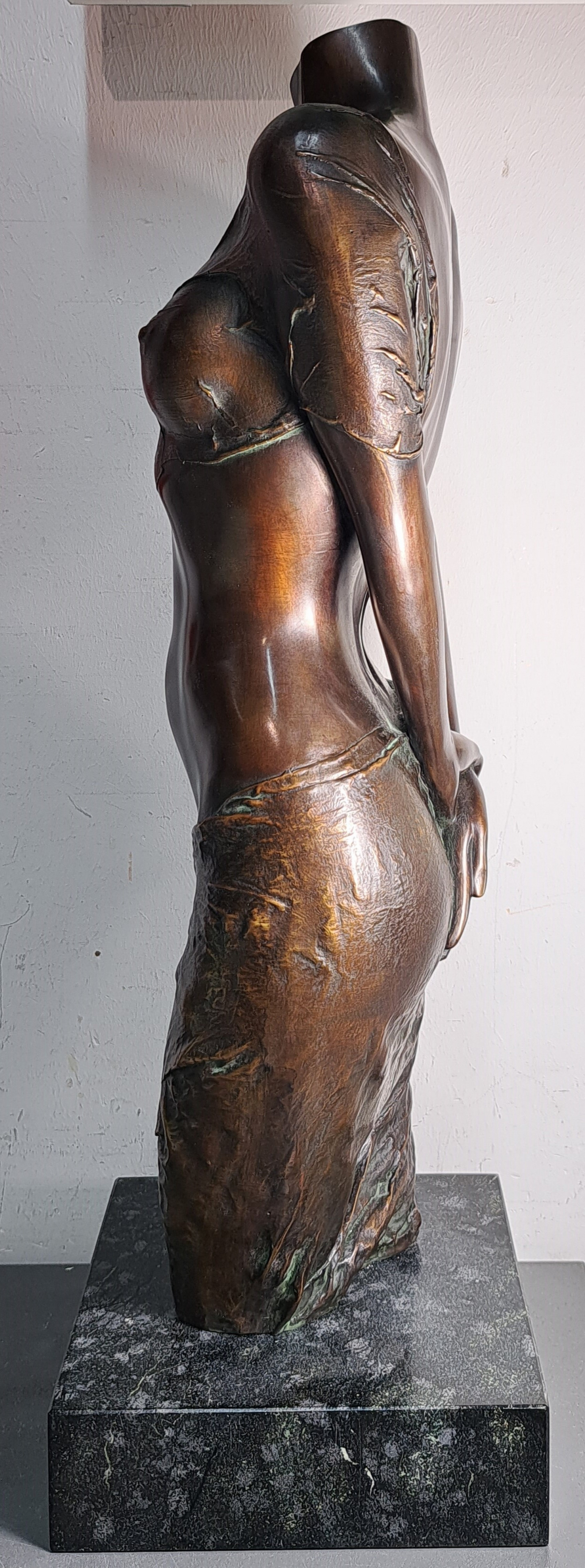 Detail e: Willi Kissmer, 1951-2018 Duisburg, Halbakt mit zwei Tüchern, Bronzeguß, sign. und num. 74/99, Steinsockel, Gesamth. ca. 53cm