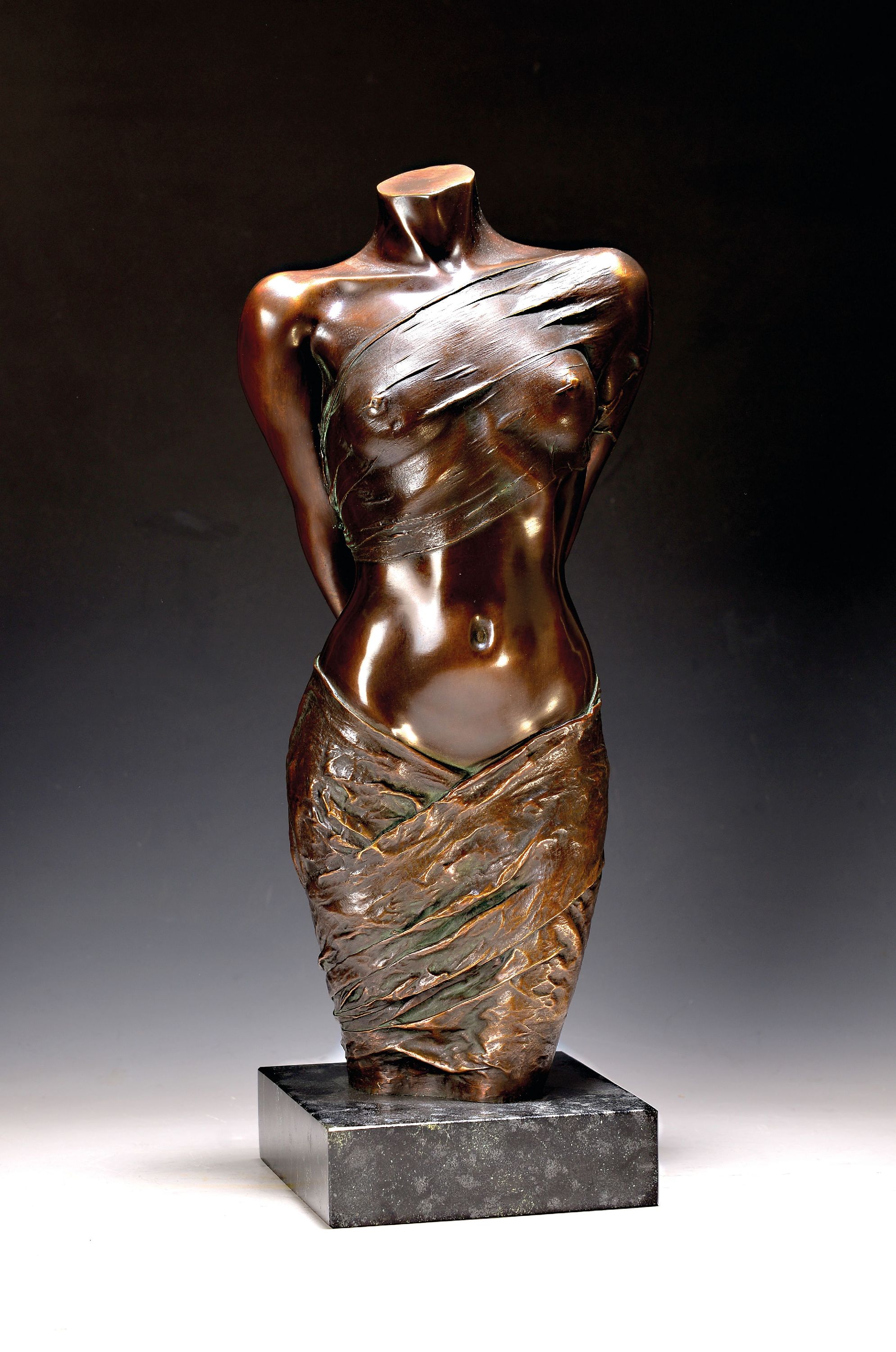 Detail k: Willi Kissmer, 1951-2018 Duisburg, Halbakt mit zwei Tüchern, Bronzeguß, sign. und num. 74/99, Steinsockel, Gesamth. ca. 53cm