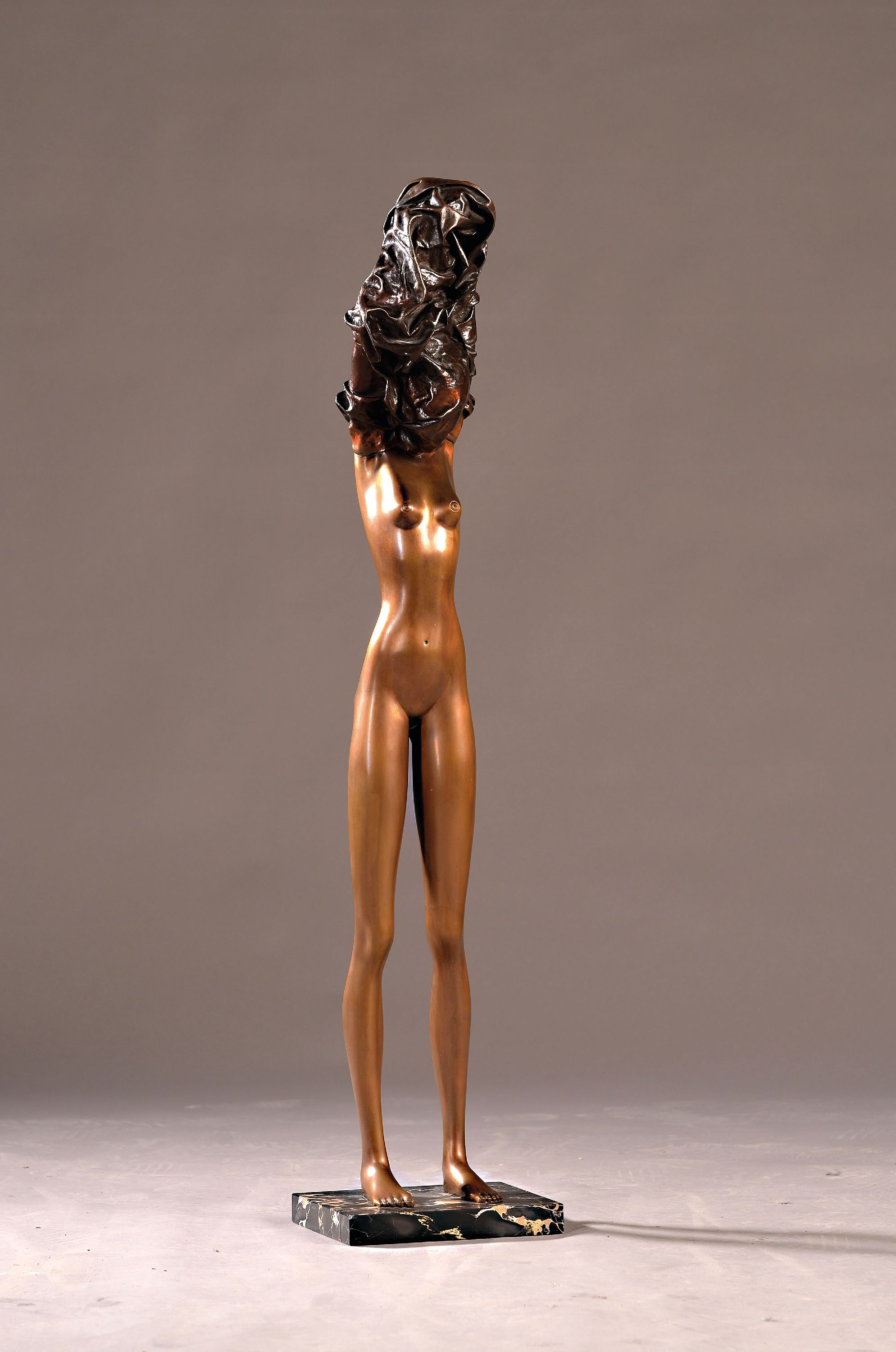Detail k: Bruno Bruni, geb. 1935 Gradara/Italien, La Divina, Bronzeguß, signiert und num. 426/ 1000, Steinsockel, Gesamth. ca. 101cm