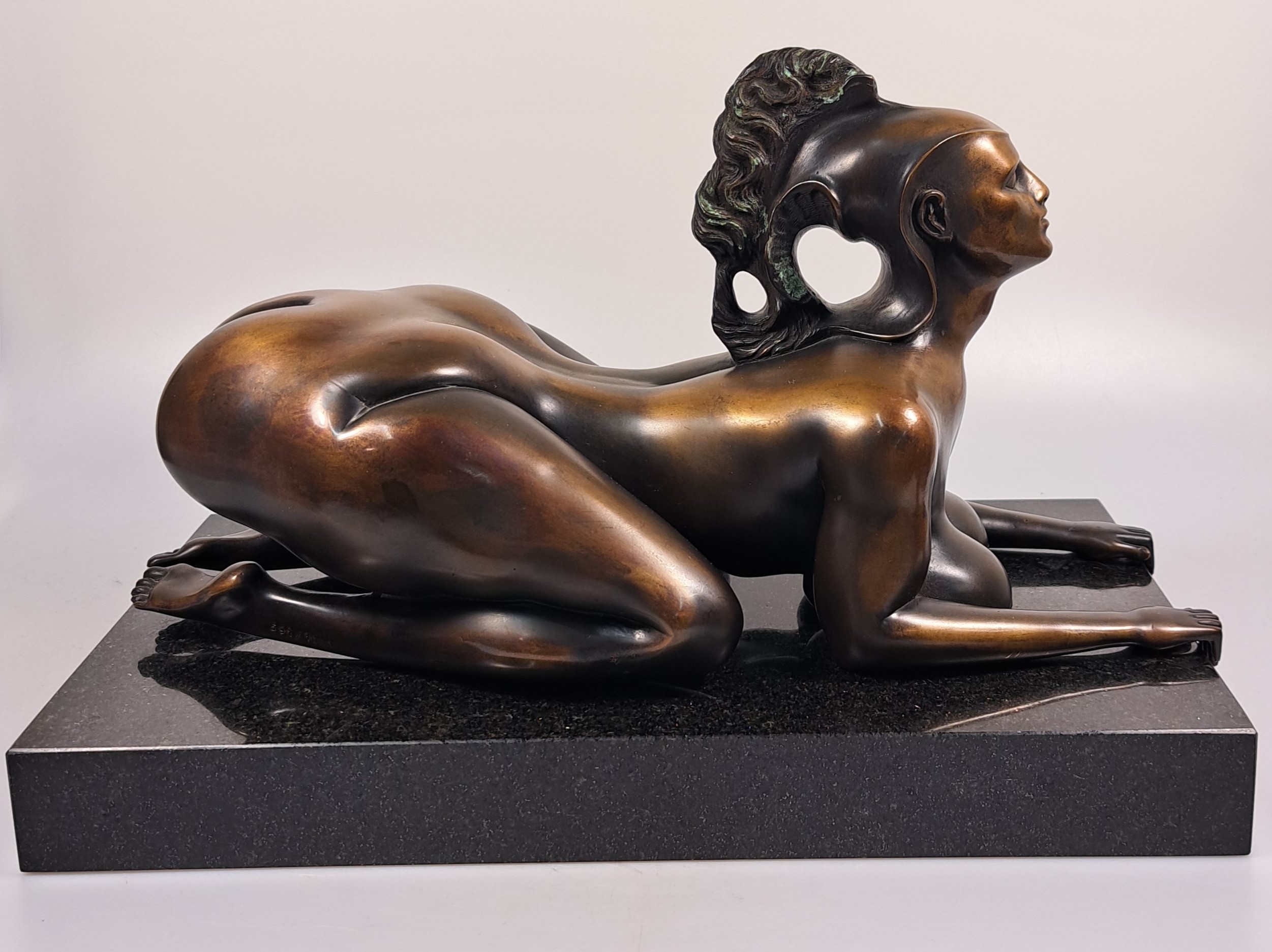 Detail a: Ernst Fuchs, 1930-2015, Sphinx, Bronzeskulptur, sign. und num. 591/1000, auf Marmorsockel, ca. 22x35x20cm, mit Zertifikat, dieses mit handschriftl. ...