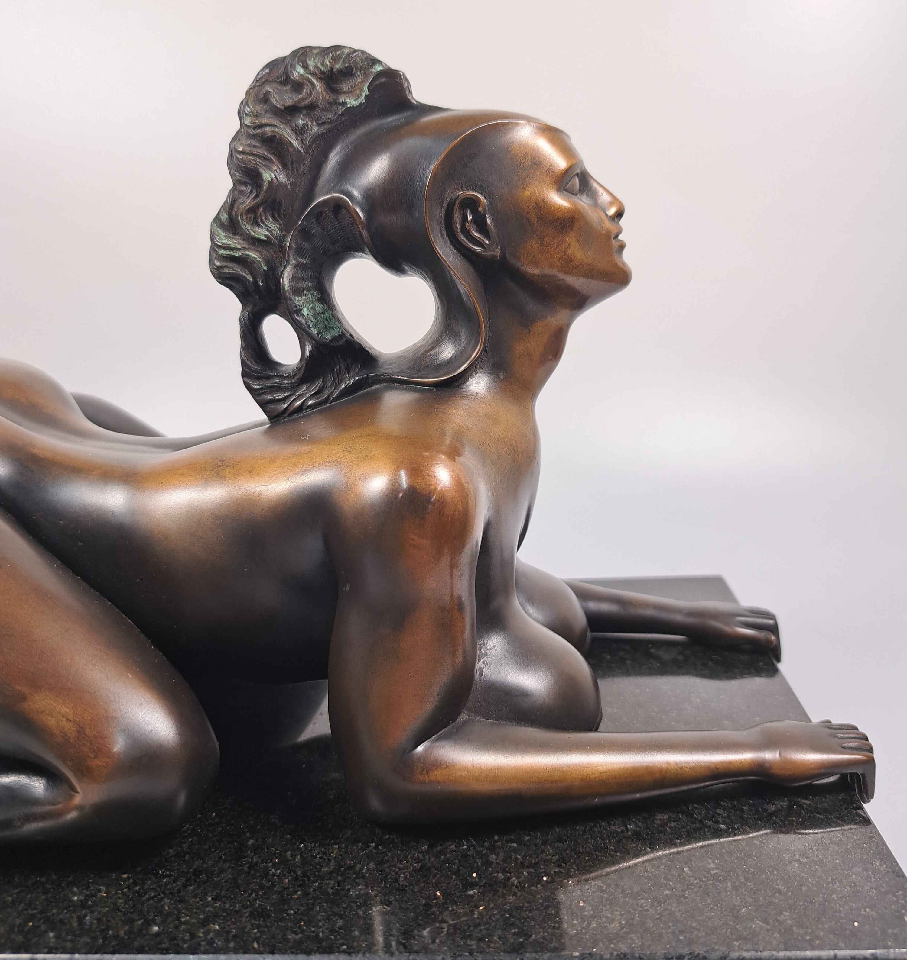 Detail b: Ernst Fuchs, 1930-2015, Sphinx, Bronzeskulptur, sign. und num. 591/1000, auf Marmorsockel, ca. 22x35x20cm, mit Zertifikat, dieses mit handschriftl. ...
