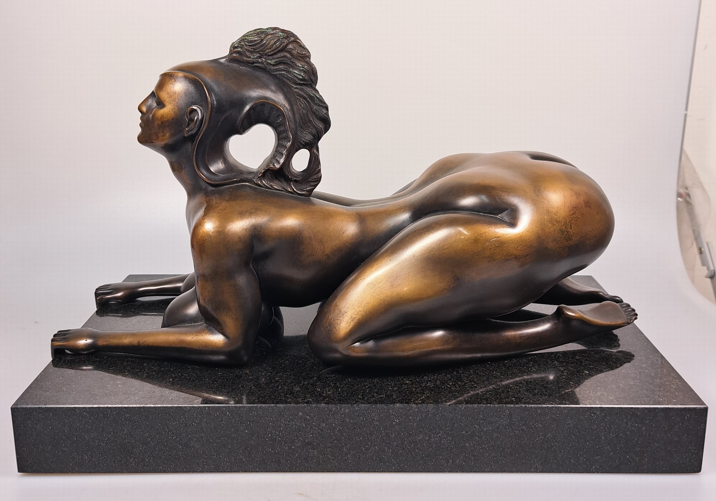 Detail d: Ernst Fuchs, 1930-2015, Sphinx, Bronzeskulptur, sign. und num. 591/1000, auf Marmorsockel, ca. 22x35x20cm, mit Zertifikat, dieses mit handschriftl. ...