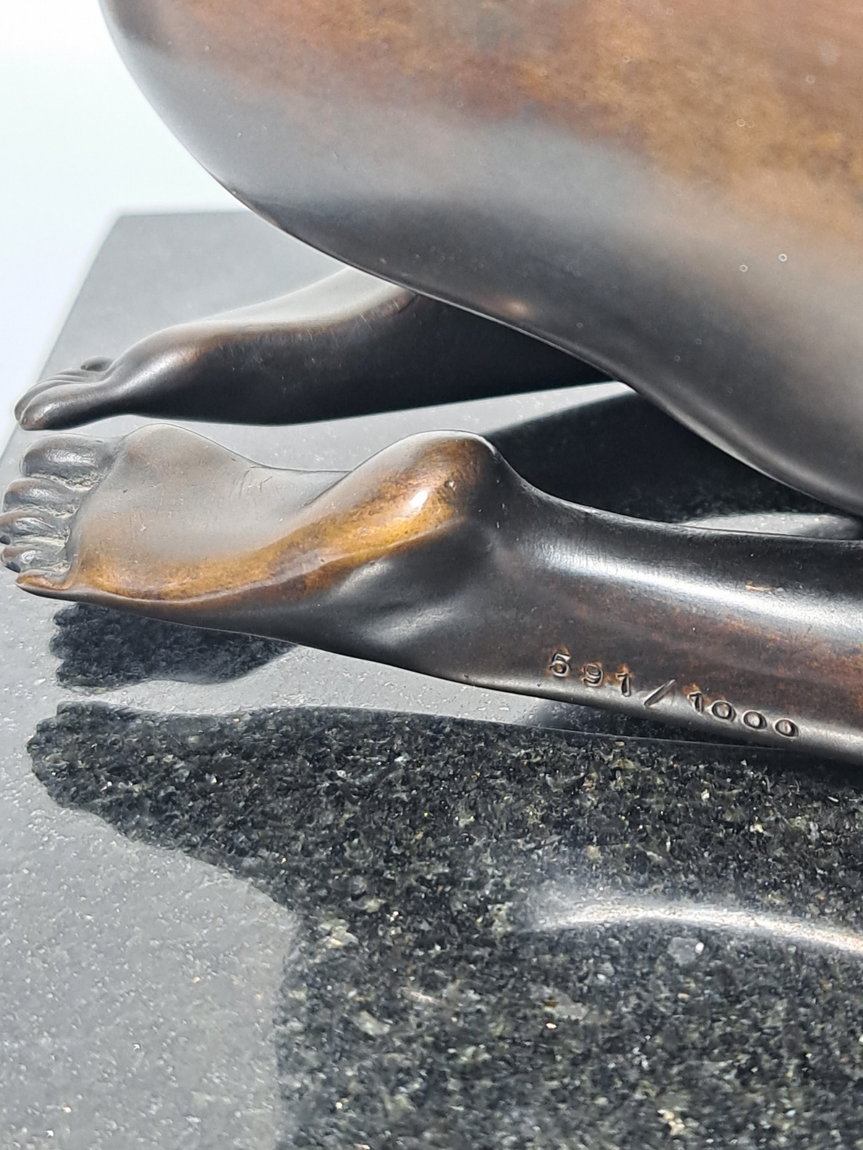 Detail f: Ernst Fuchs, 1930-2015, Sphinx, Bronzeskulptur, sign. und num. 591/1000, auf Marmorsockel, ca. 22x35x20cm, mit Zertifikat, dieses mit handschriftl. ...