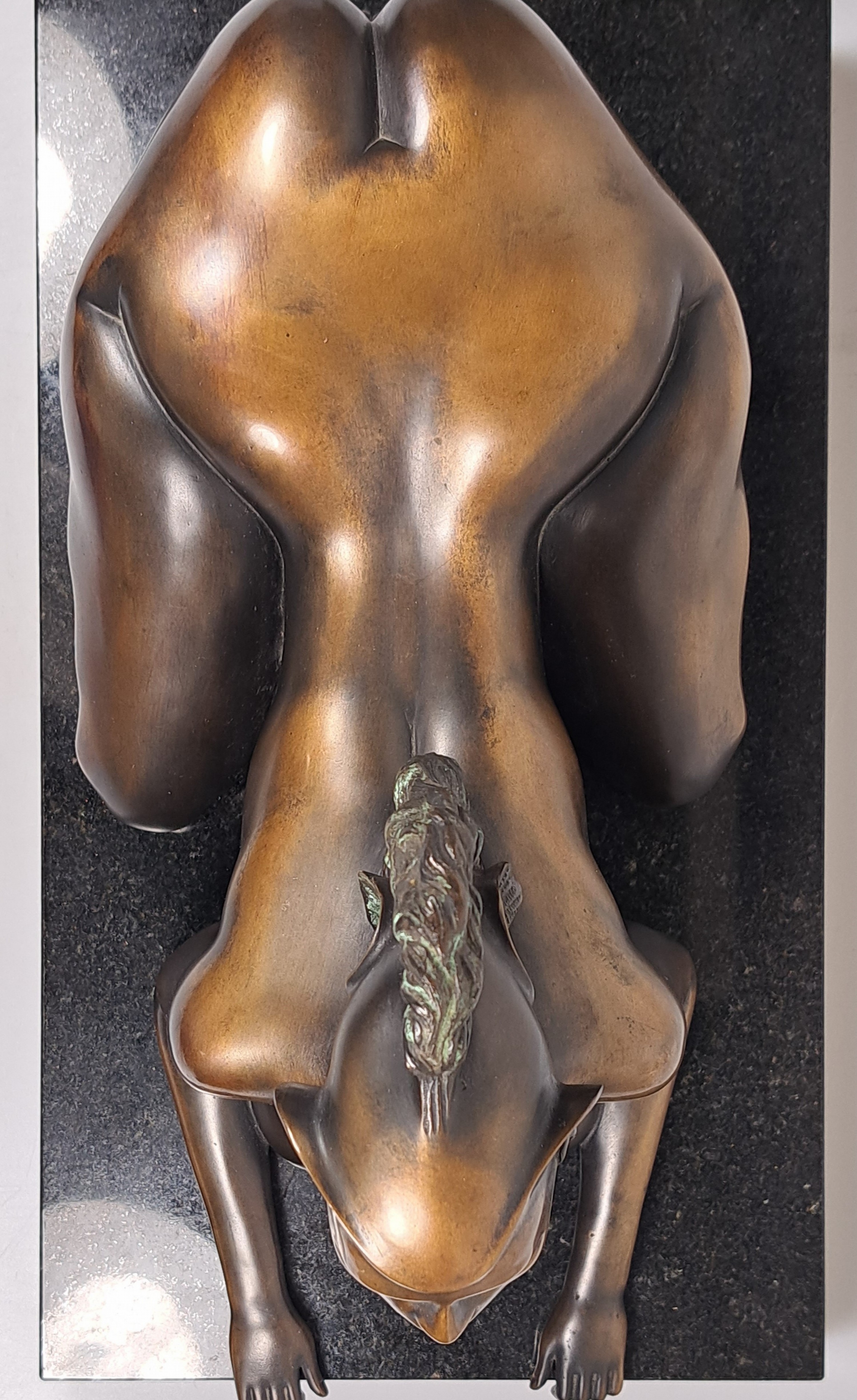 Detail g: Ernst Fuchs, 1930-2015, Sphinx, Bronzeskulptur, sign. und num. 591/1000, auf Marmorsockel, ca. 22x35x20cm, mit Zertifikat, dieses mit handschriftl. ...