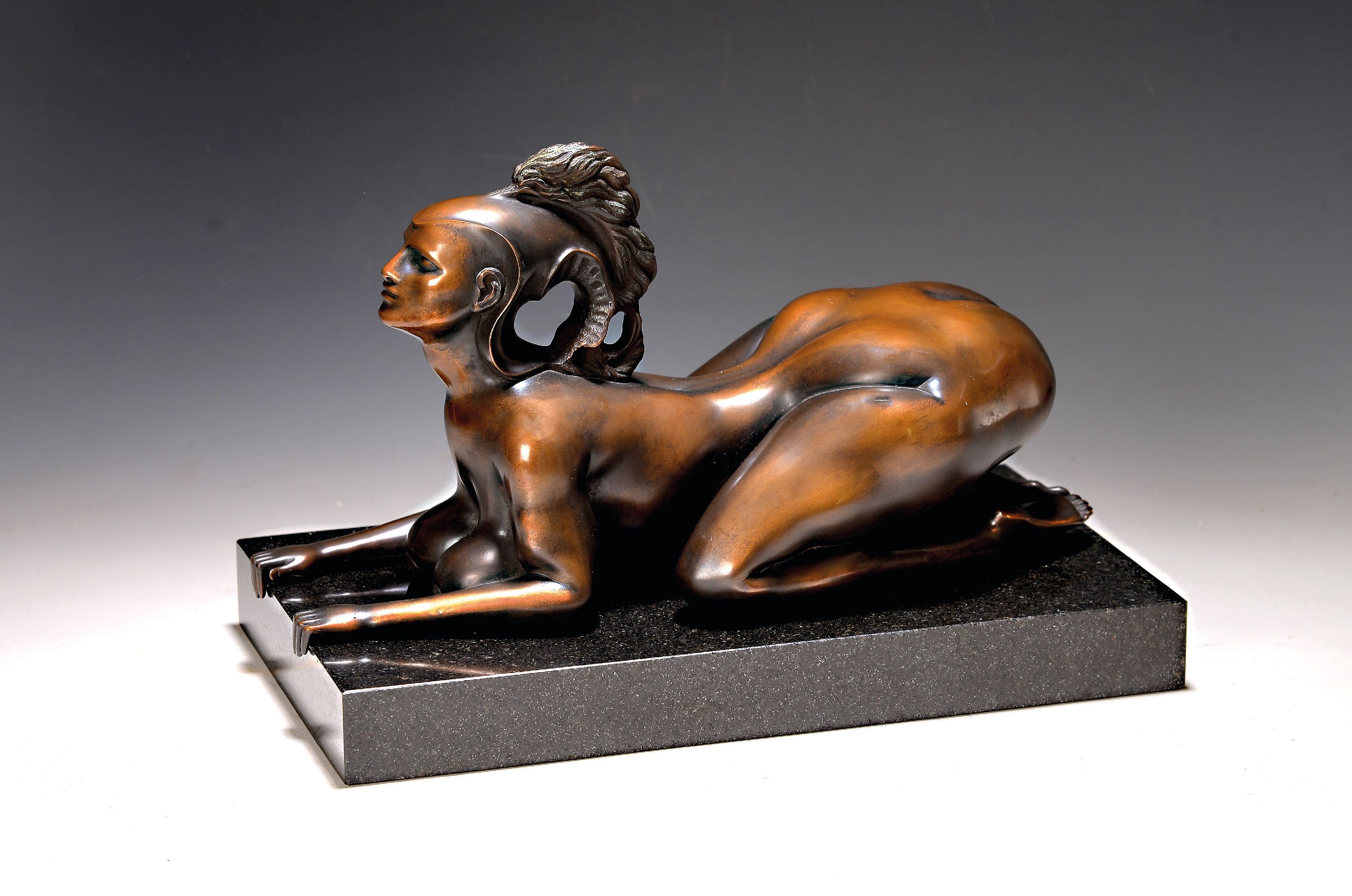Detail k: Ernst Fuchs, 1930-2015, Sphinx, Bronzeskulptur, sign. und num. 591/1000, auf Marmorsockel, ca. 22x35x20cm, mit Zertifikat, dieses mit handschriftl. ...