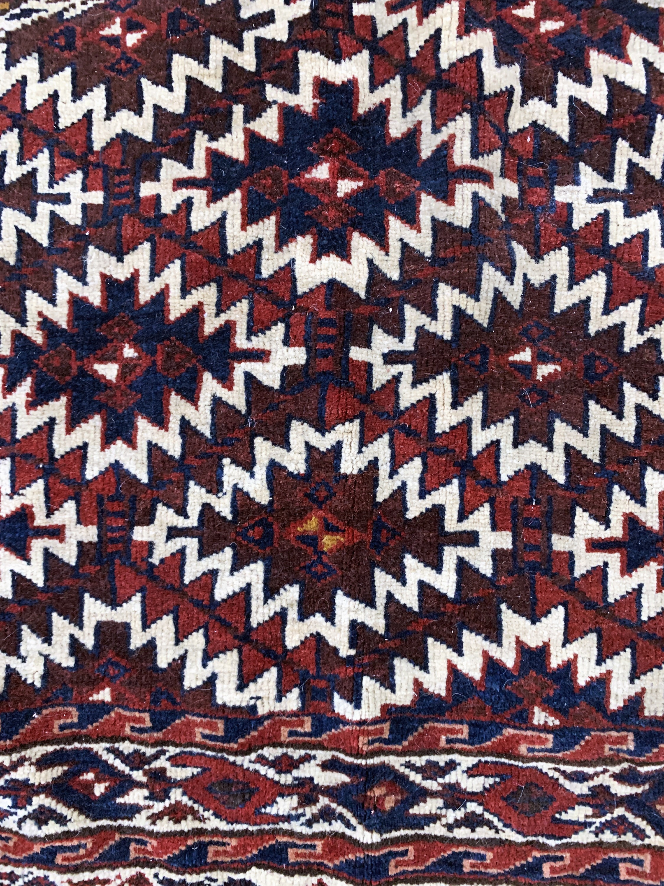 Detail c: Yomud"Asmalyk", Turkmenistan, Anfang 20.Jhd, Wolle auf Wolle, ca. 104 x 75 cm, EHZ:2