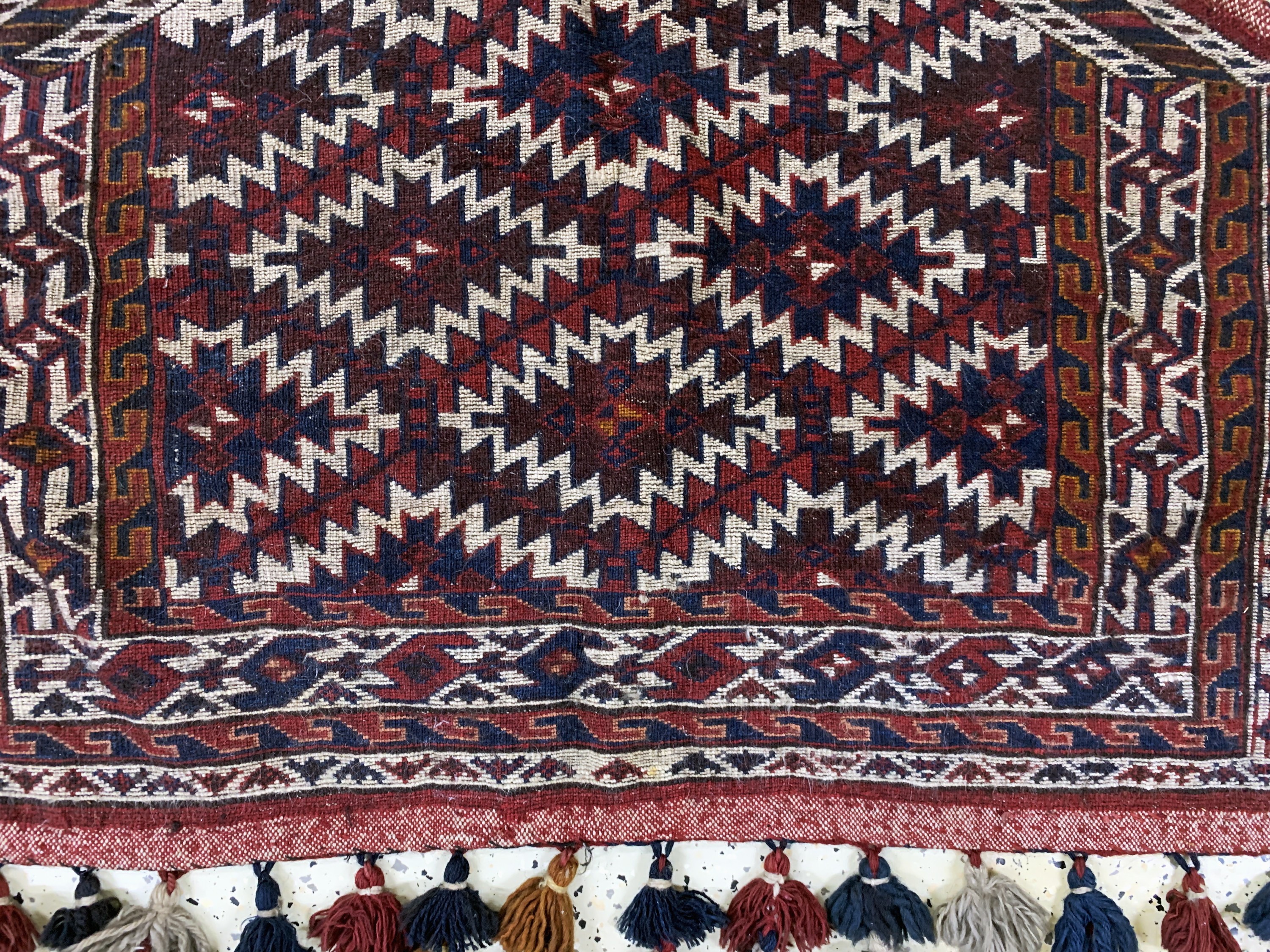Detail e: Yomud"Asmalyk", Turkmenistan, Anfang 20.Jhd, Wolle auf Wolle, ca. 104 x 75 cm, EHZ:2